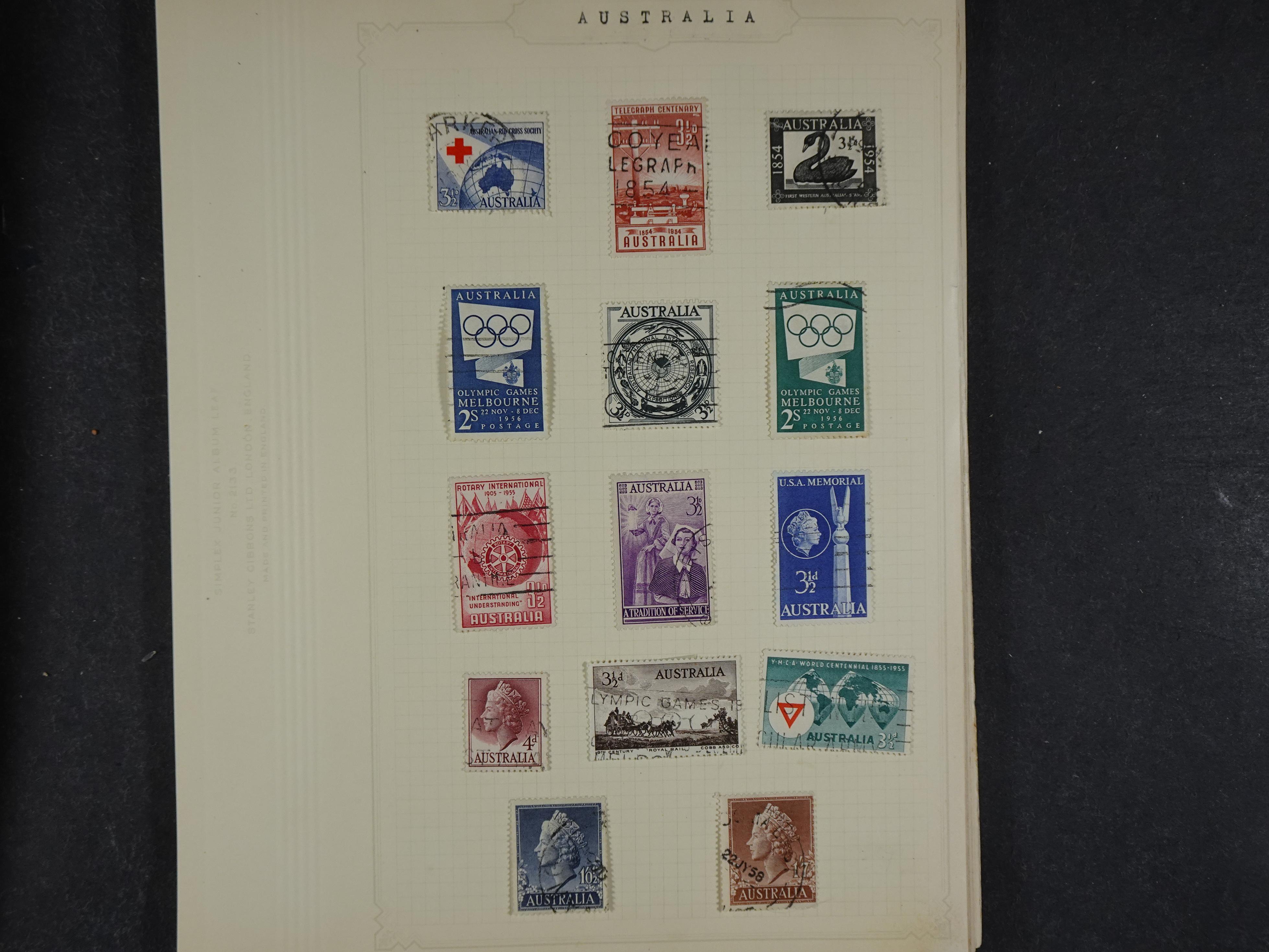 Doos met allerlei materiaal diverse betere zegels en fraaie stempels.
 394