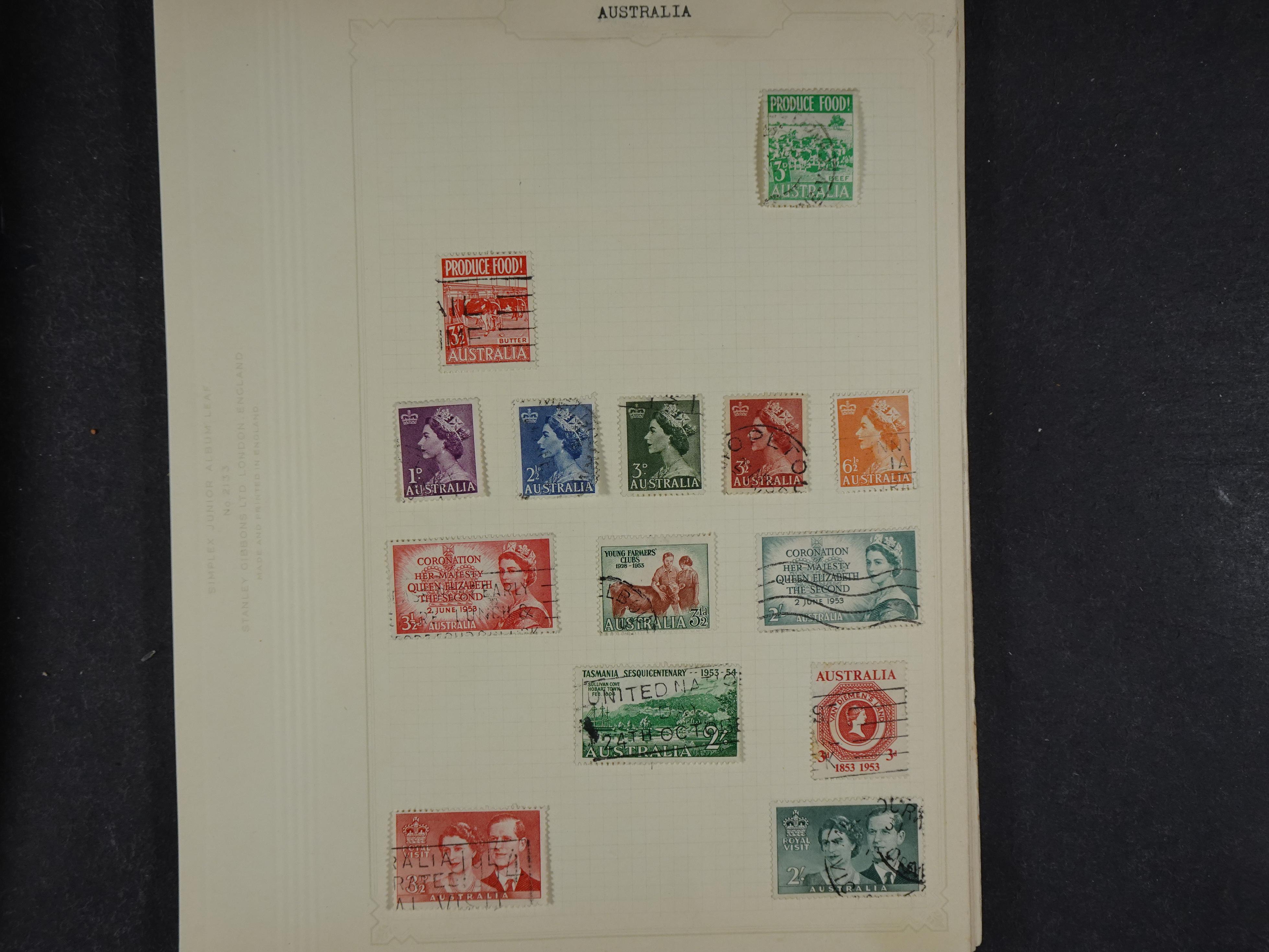 Doos met allerlei materiaal diverse betere zegels en fraaie stempels.
 395