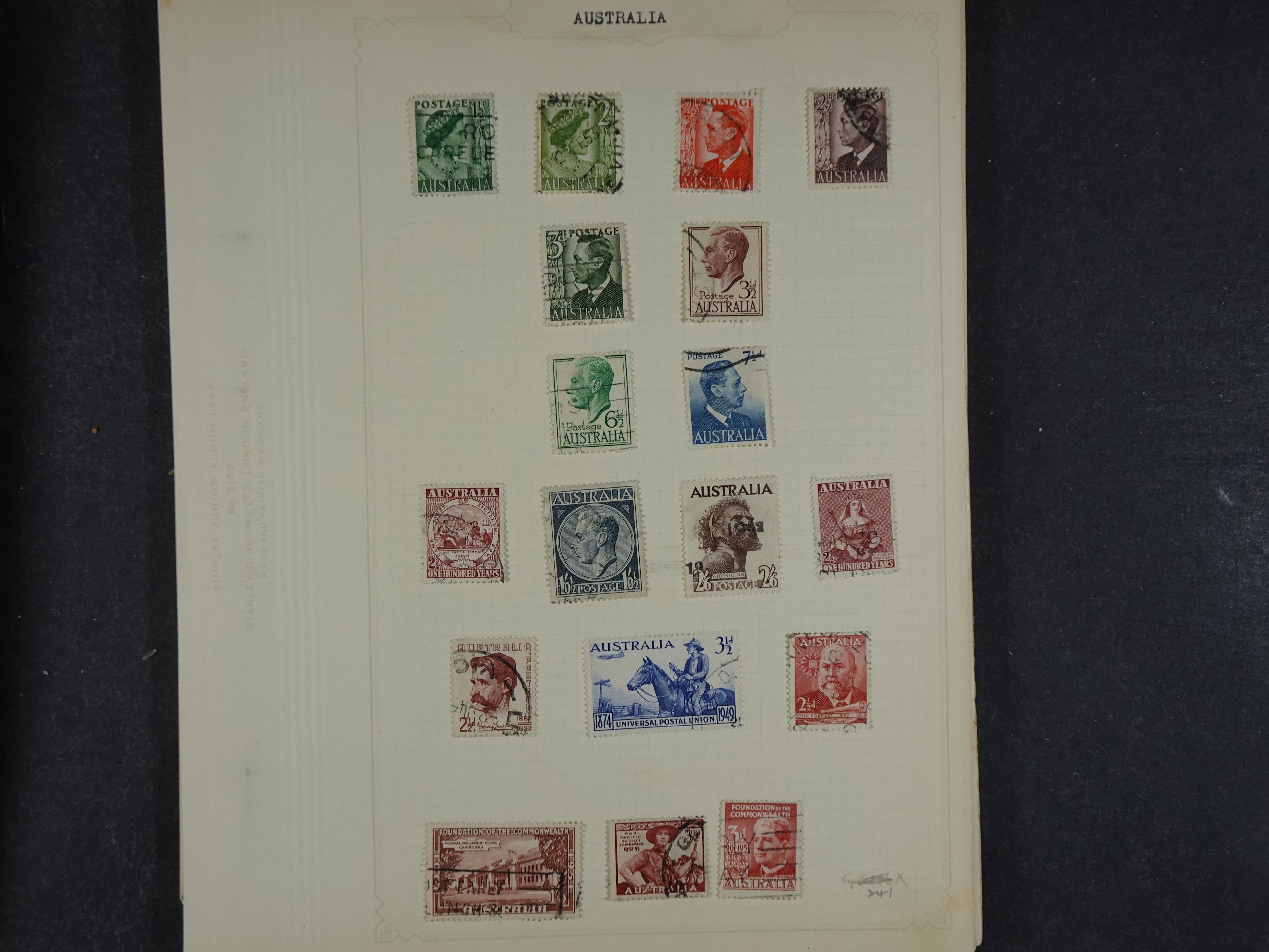 Doos met allerlei materiaal diverse betere zegels en fraaie stempels.
 396