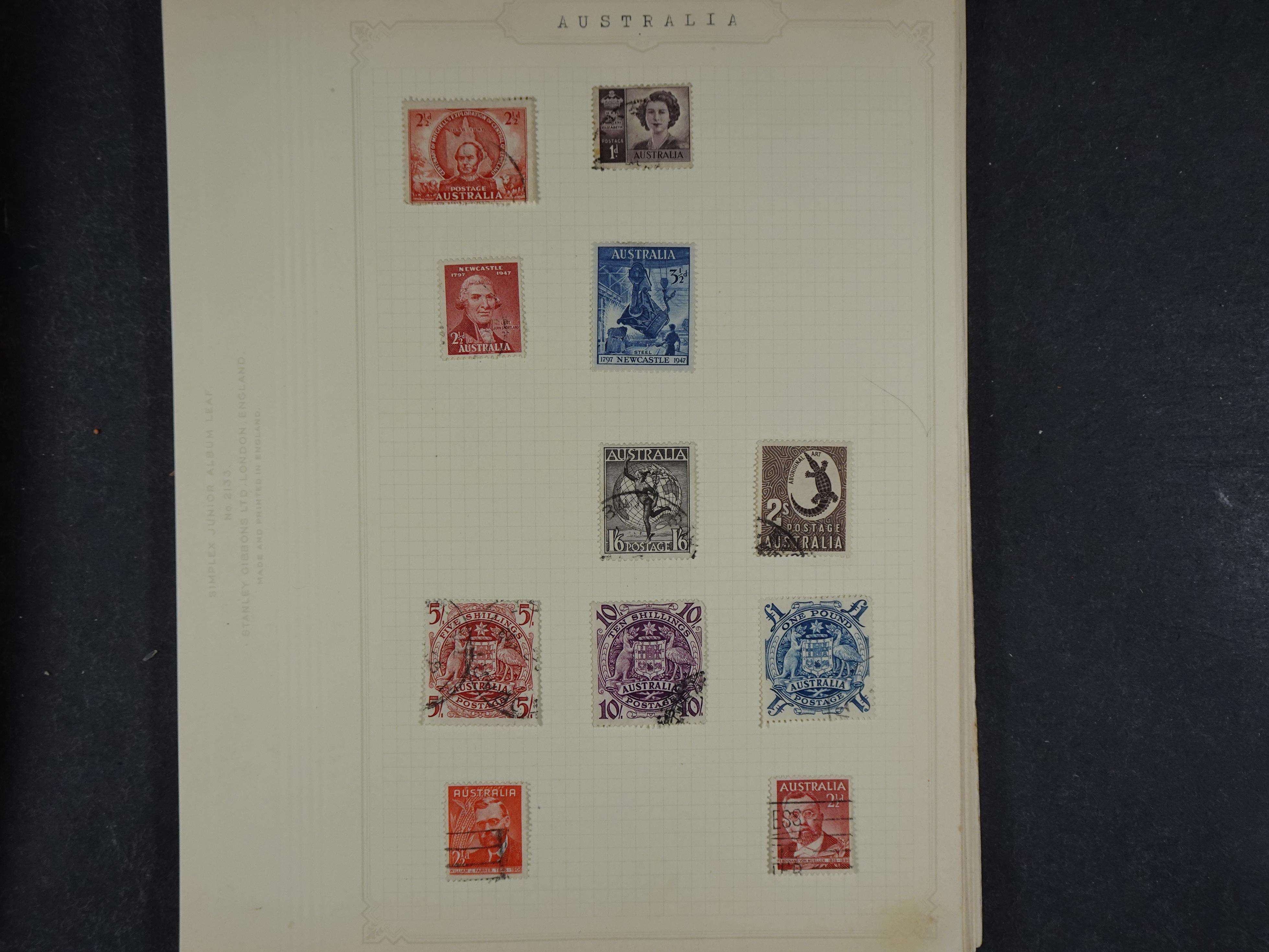 Doos met allerlei materiaal diverse betere zegels en fraaie stempels.
 397