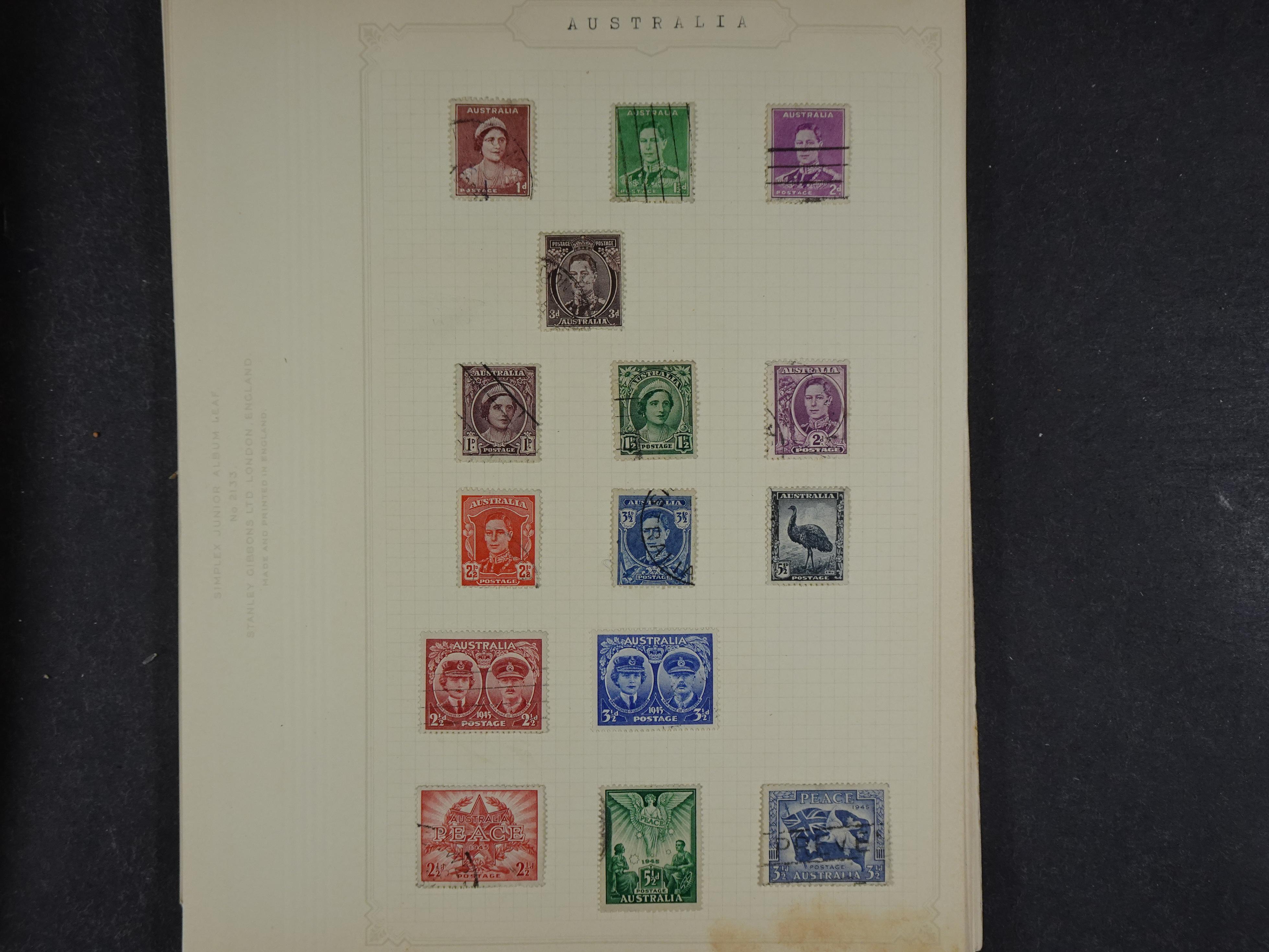 Doos met allerlei materiaal diverse betere zegels en fraaie stempels.
 398