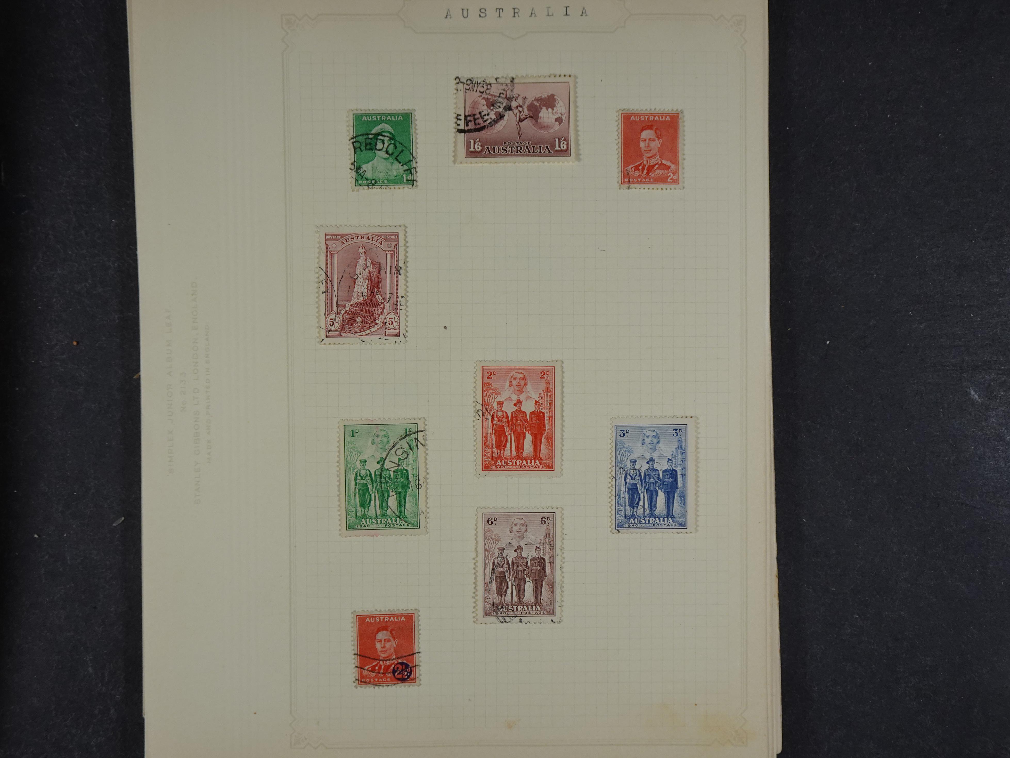 Doos met allerlei materiaal diverse betere zegels en fraaie stempels.
 399