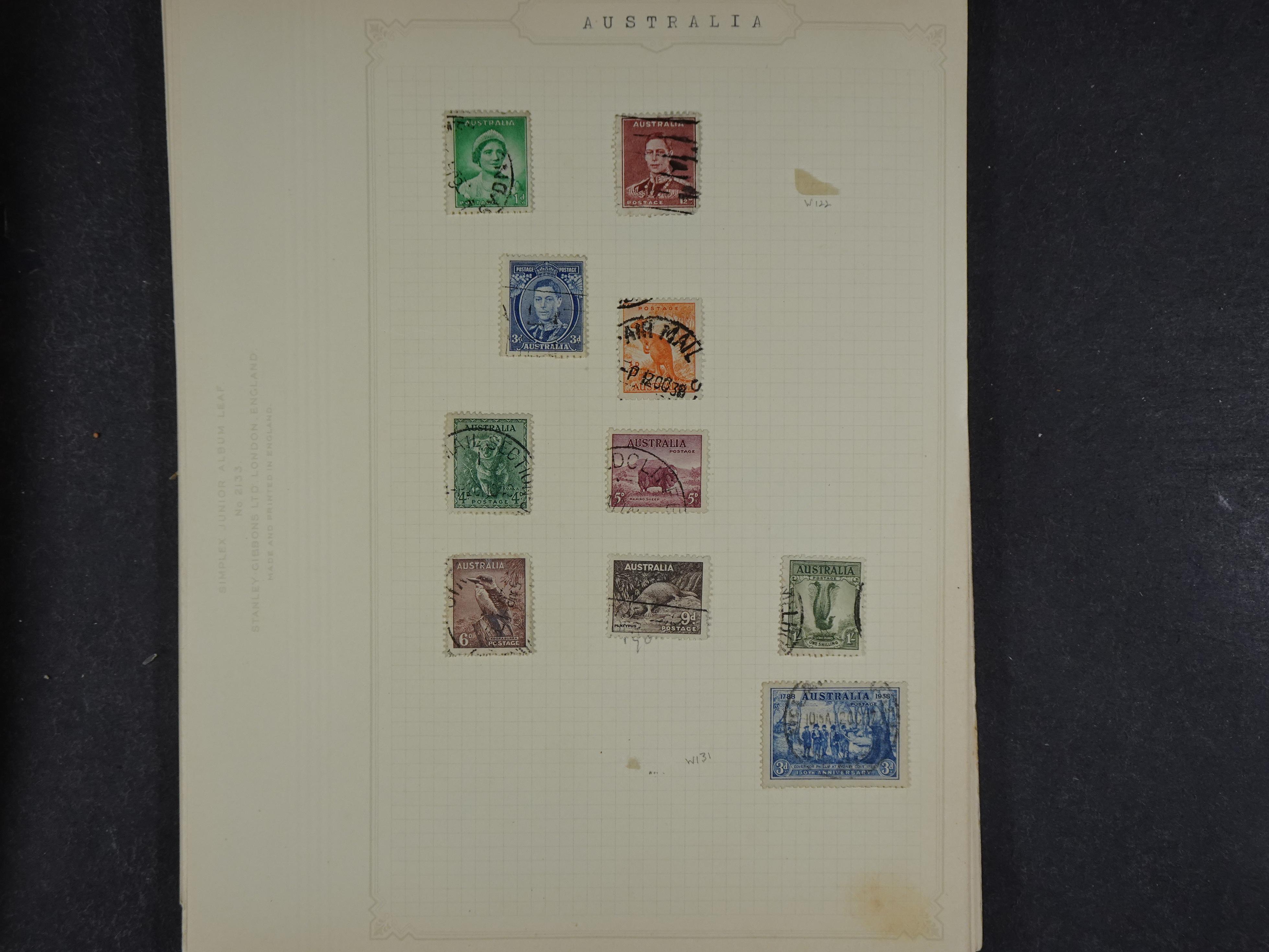 Doos met allerlei materiaal diverse betere zegels en fraaie stempels.
 400