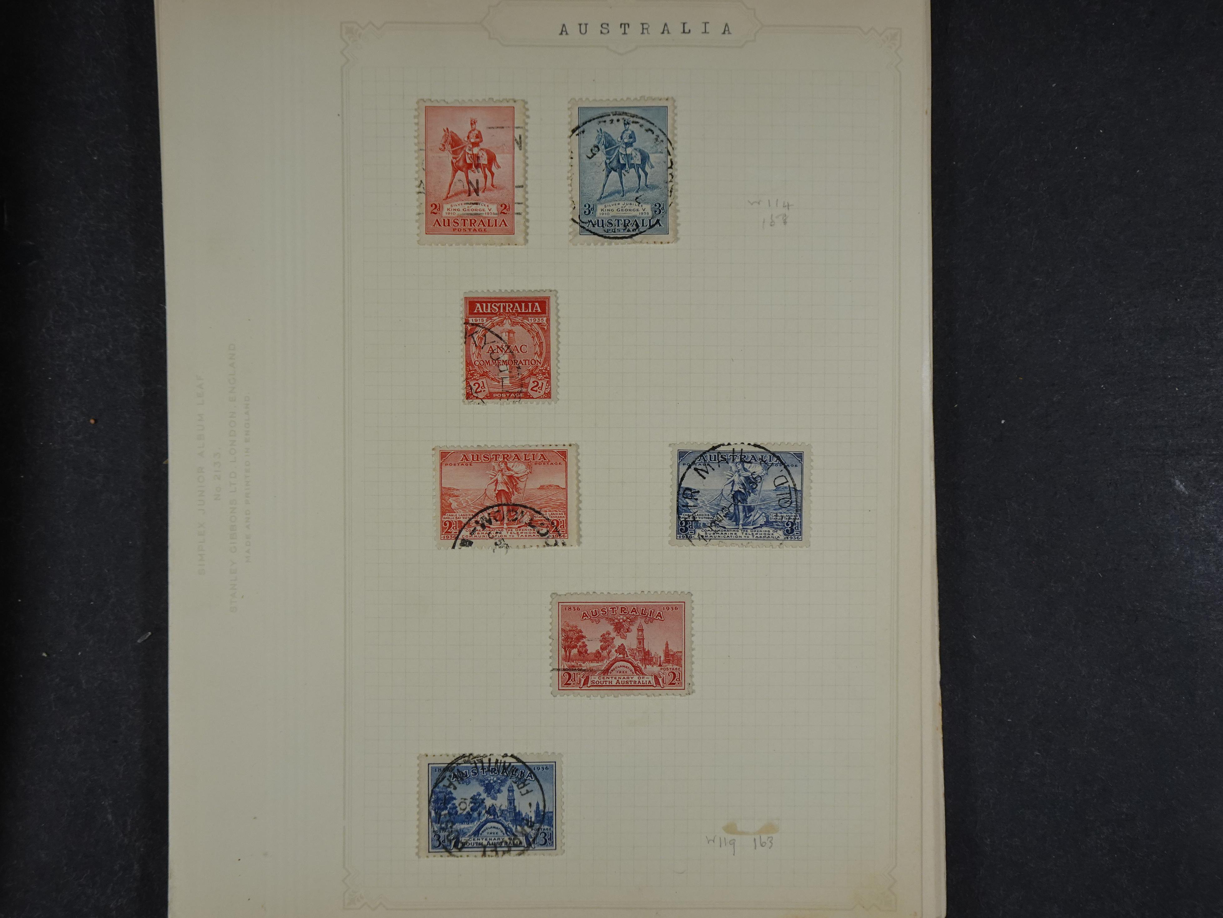 Doos met allerlei materiaal diverse betere zegels en fraaie stempels.
 401