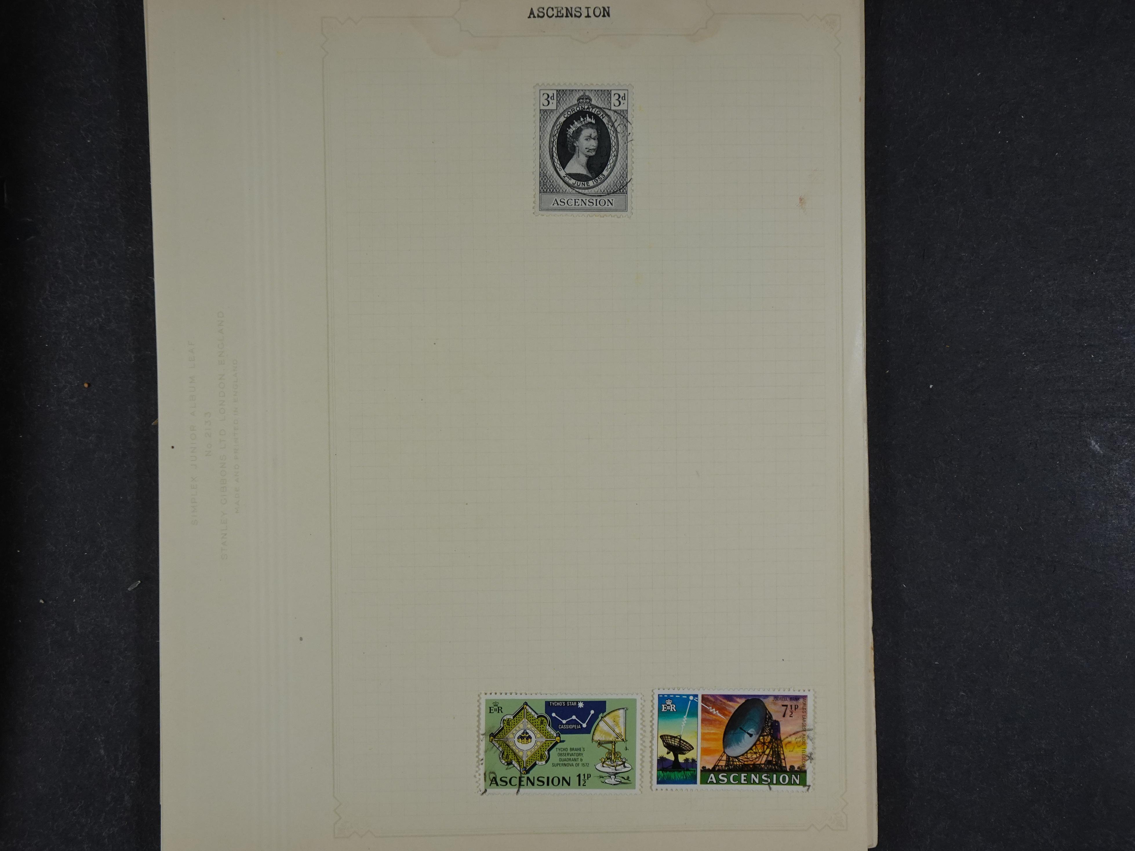 Doos met allerlei materiaal diverse betere zegels en fraaie stempels.
 402