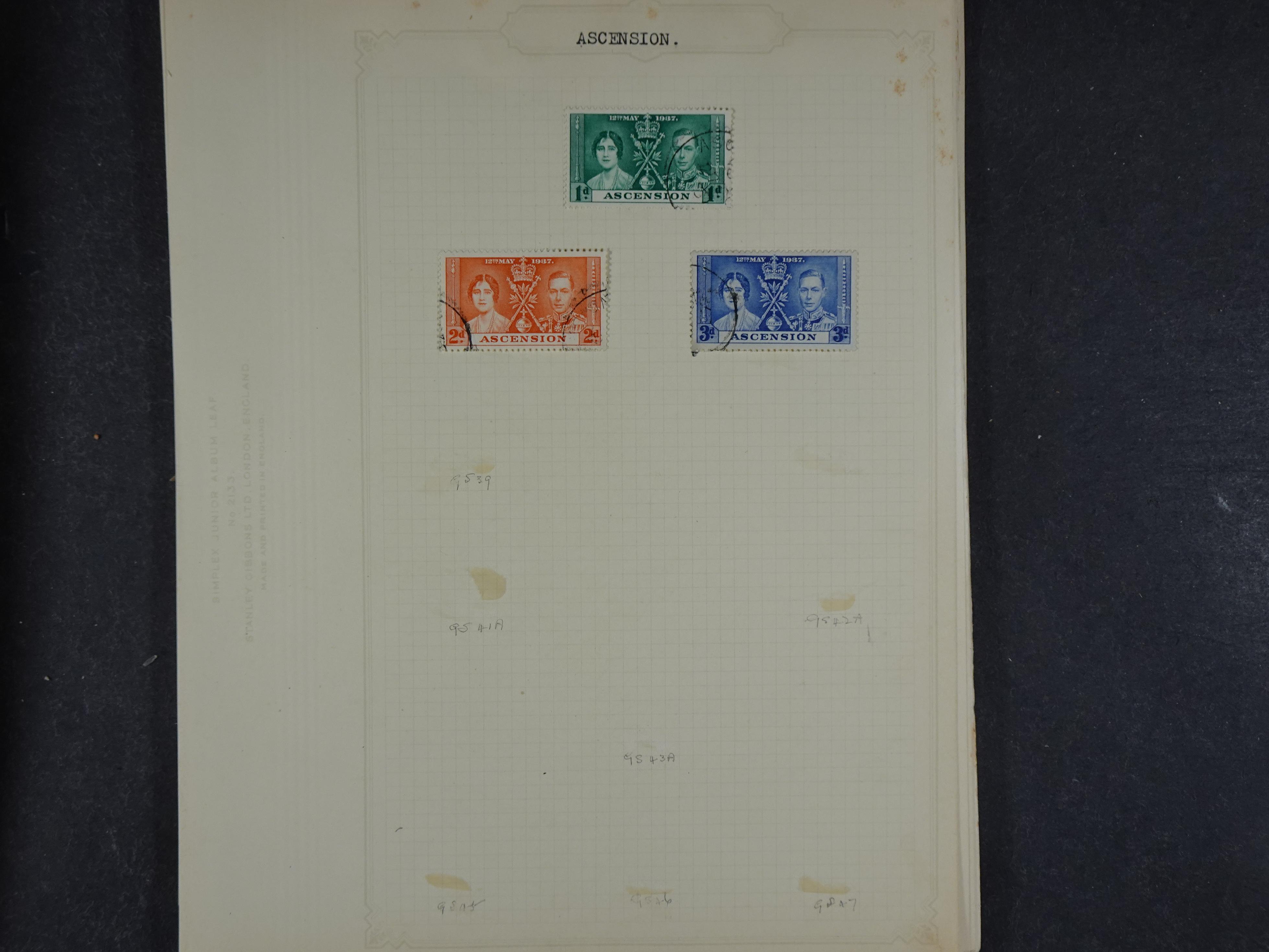 Doos met allerlei materiaal diverse betere zegels en fraaie stempels.
 403