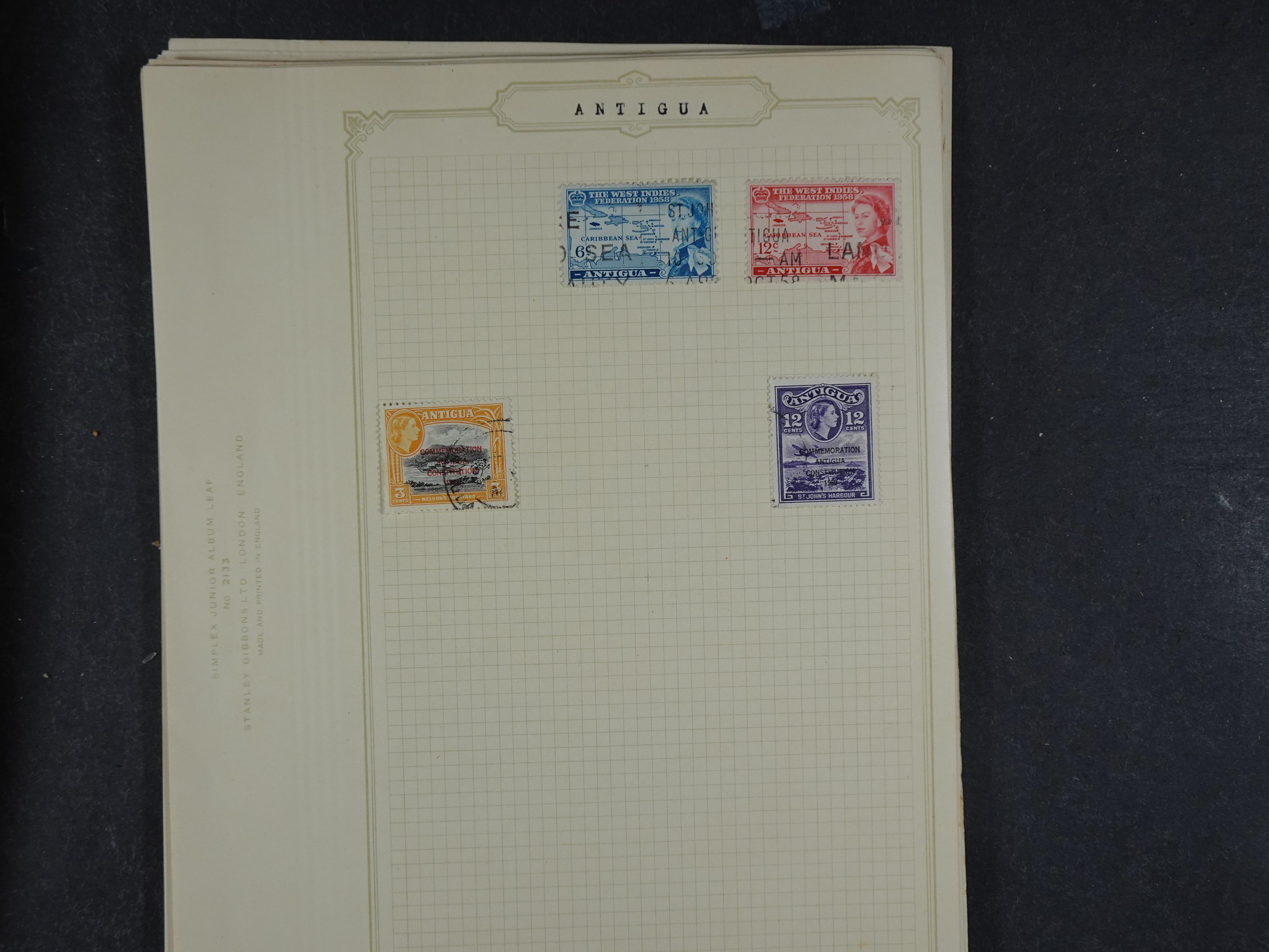 Doos met allerlei materiaal diverse betere zegels en fraaie stempels.
 404