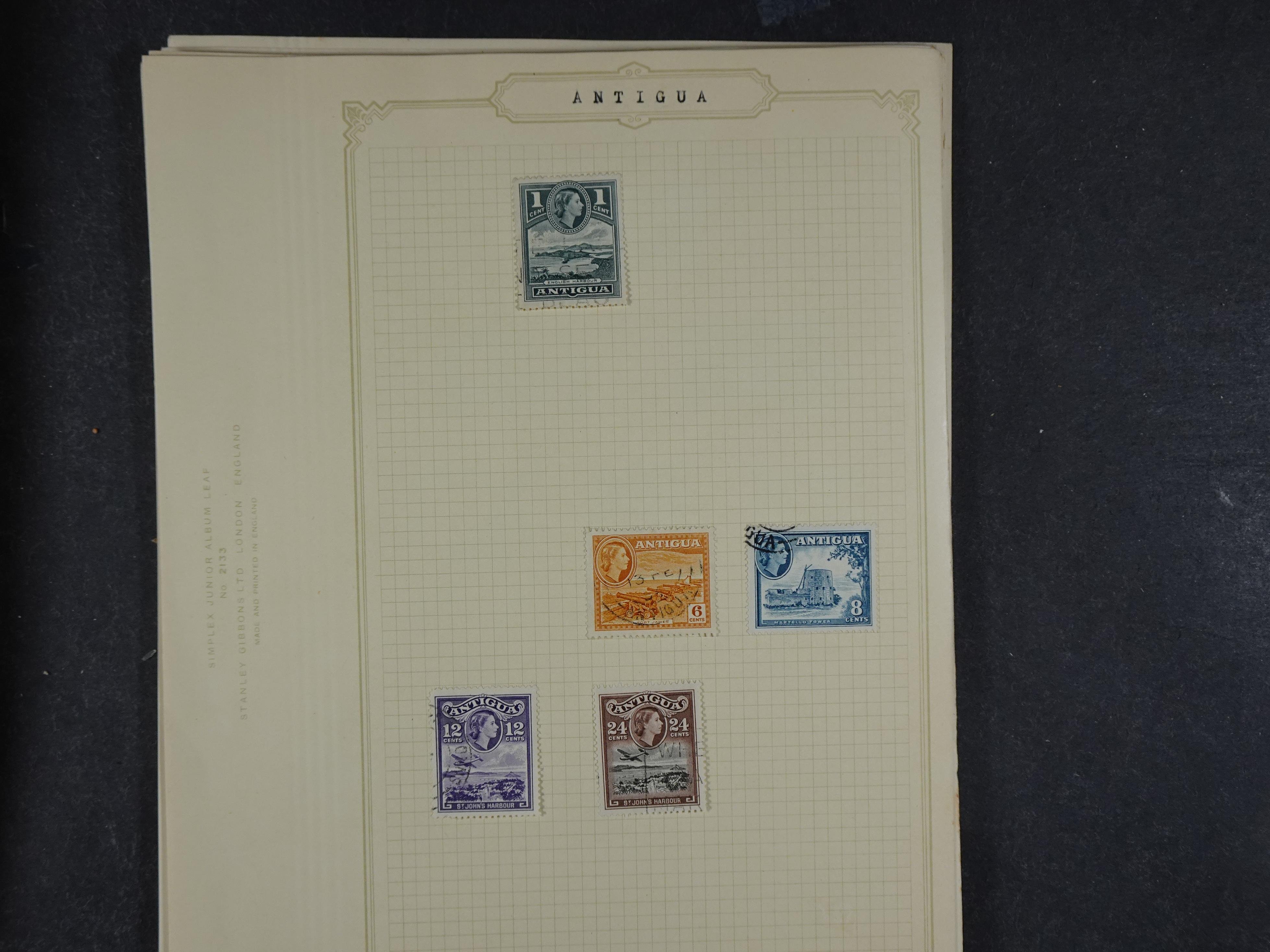 Doos met allerlei materiaal diverse betere zegels en fraaie stempels.
 405