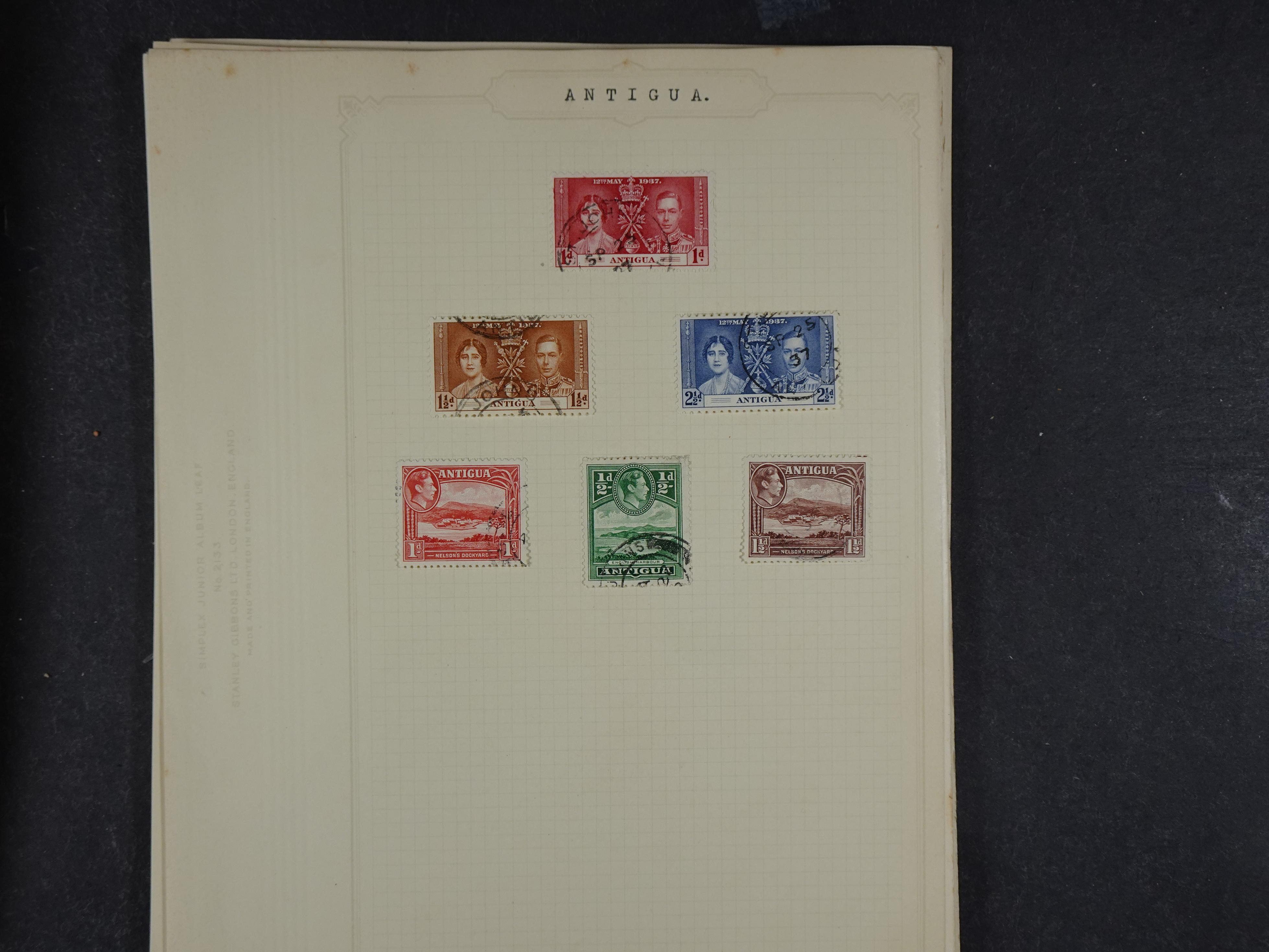 Doos met allerlei materiaal diverse betere zegels en fraaie stempels.
 406