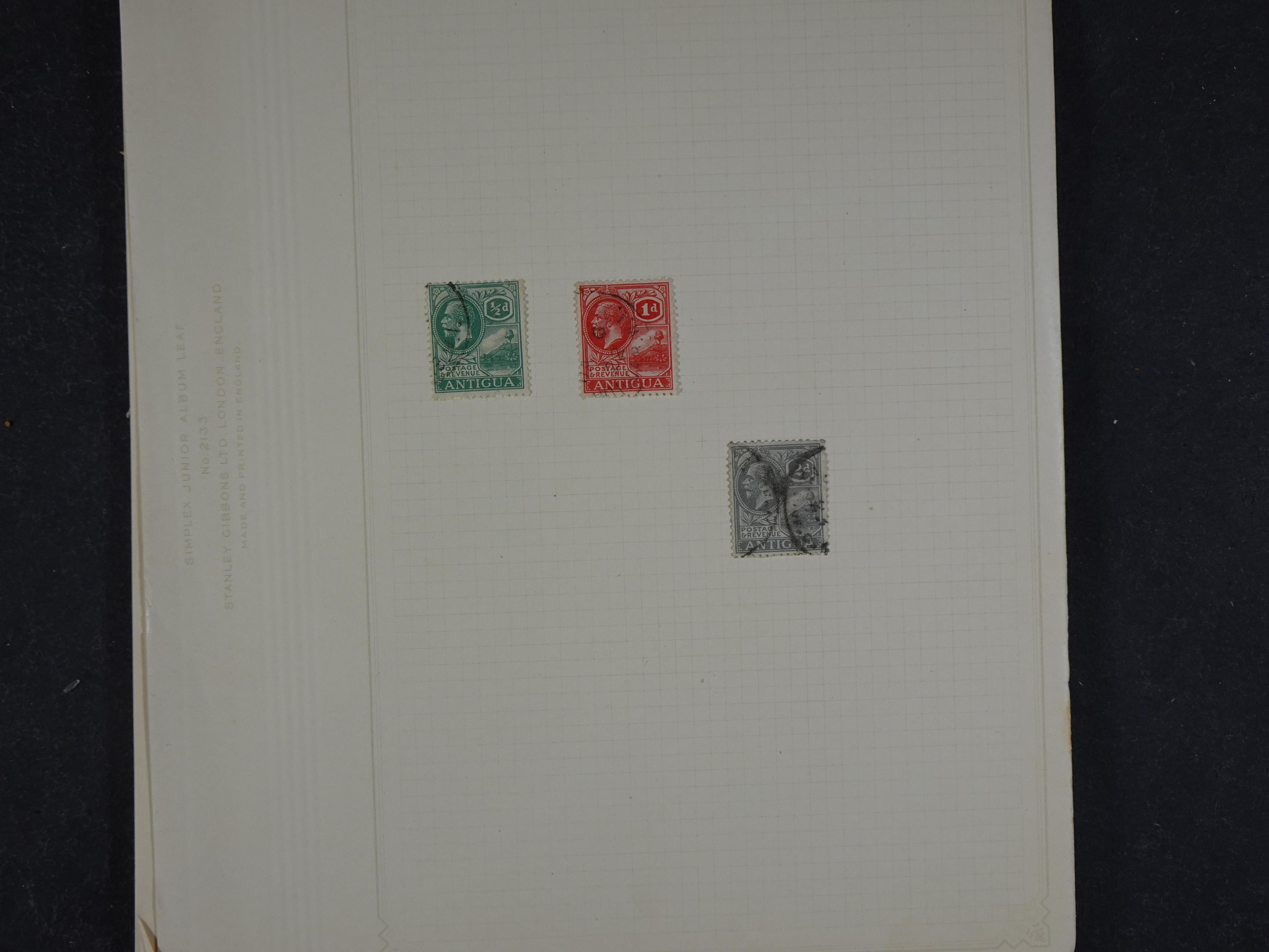 Doos met allerlei materiaal diverse betere zegels en fraaie stempels.
 407