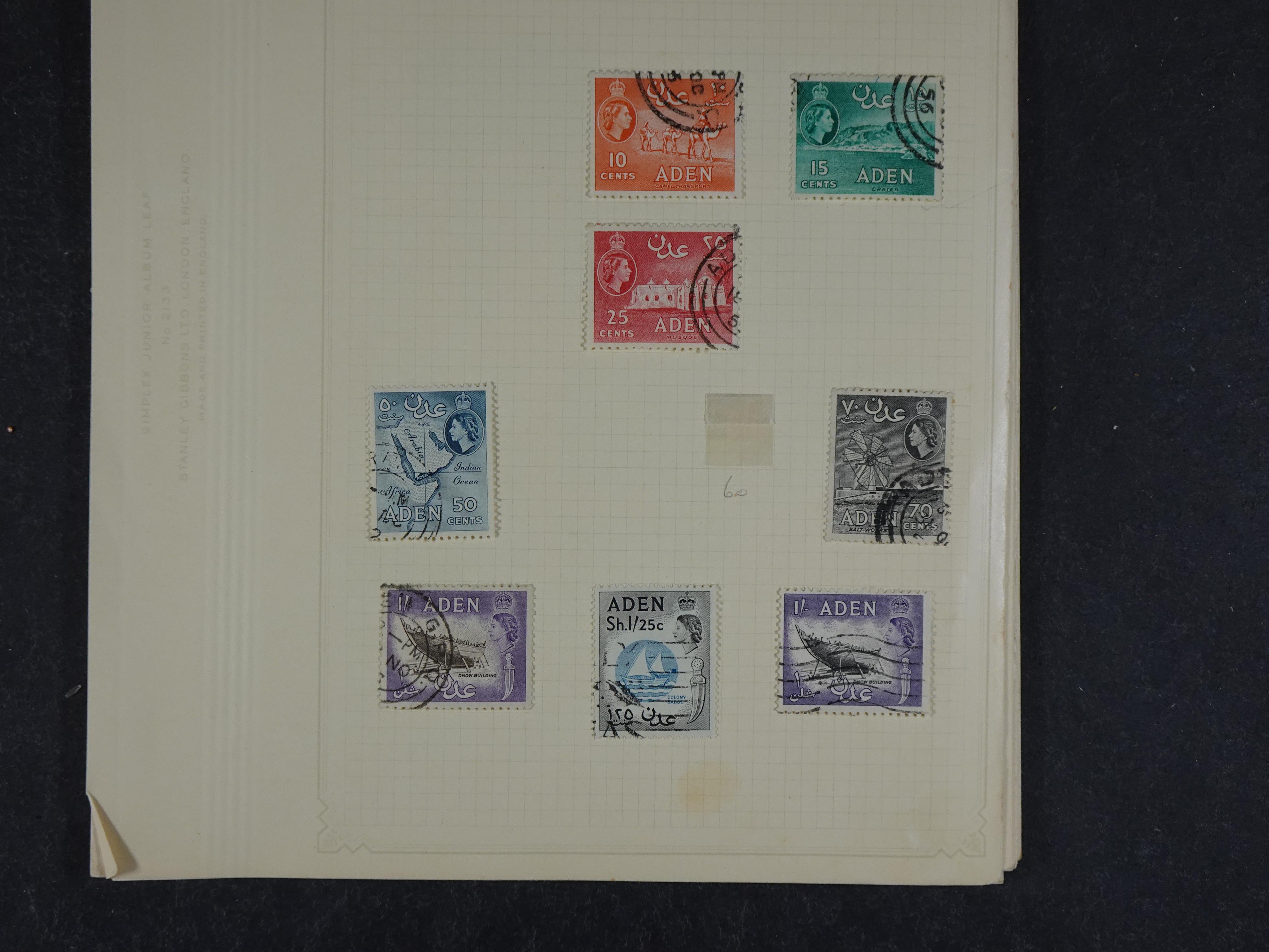 Doos met allerlei materiaal diverse betere zegels en fraaie stempels.
 409