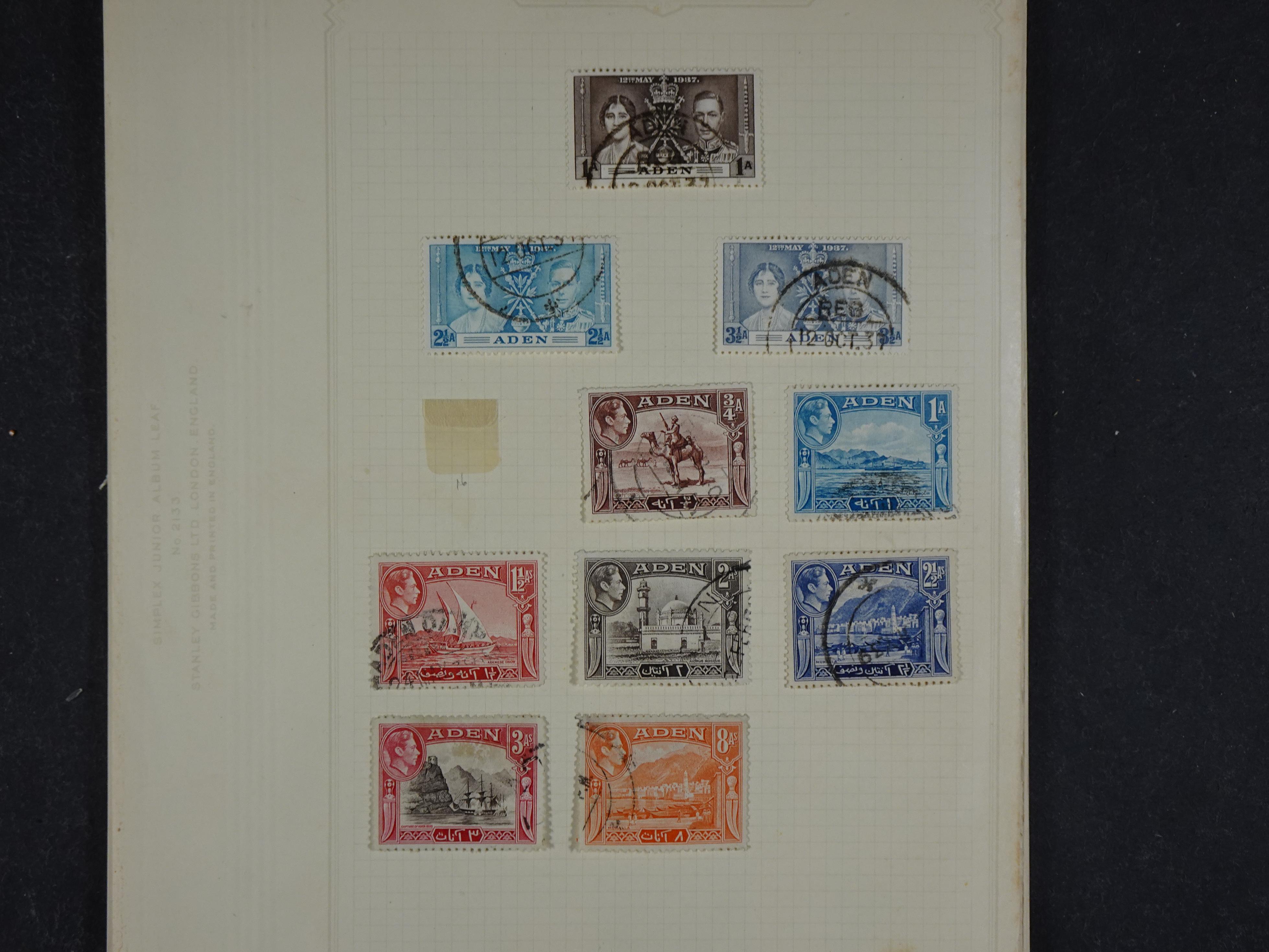 Doos met allerlei materiaal diverse betere zegels en fraaie stempels.
 410