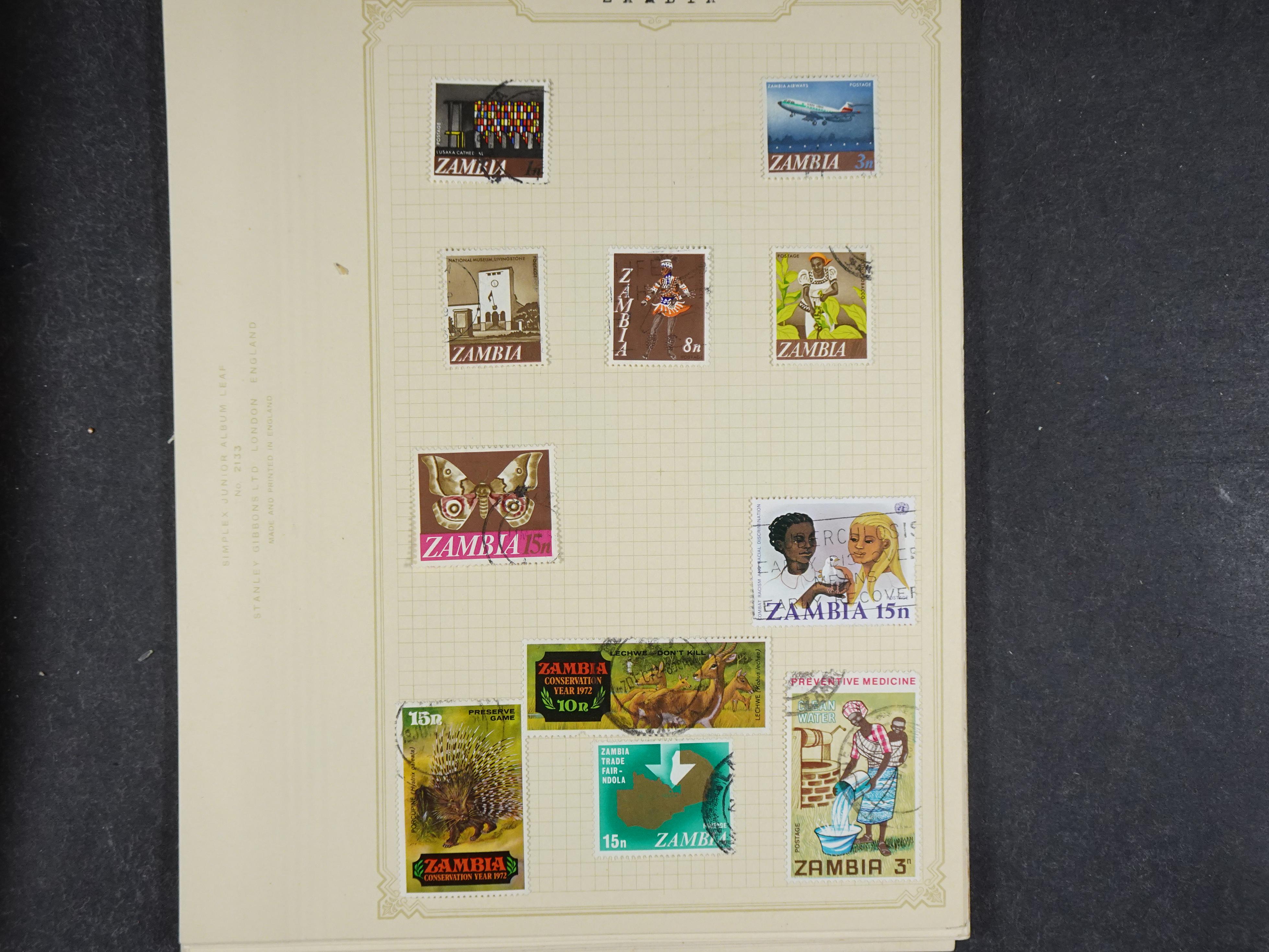 Doos met allerlei materiaal diverse betere zegels en fraaie stempels.
 411