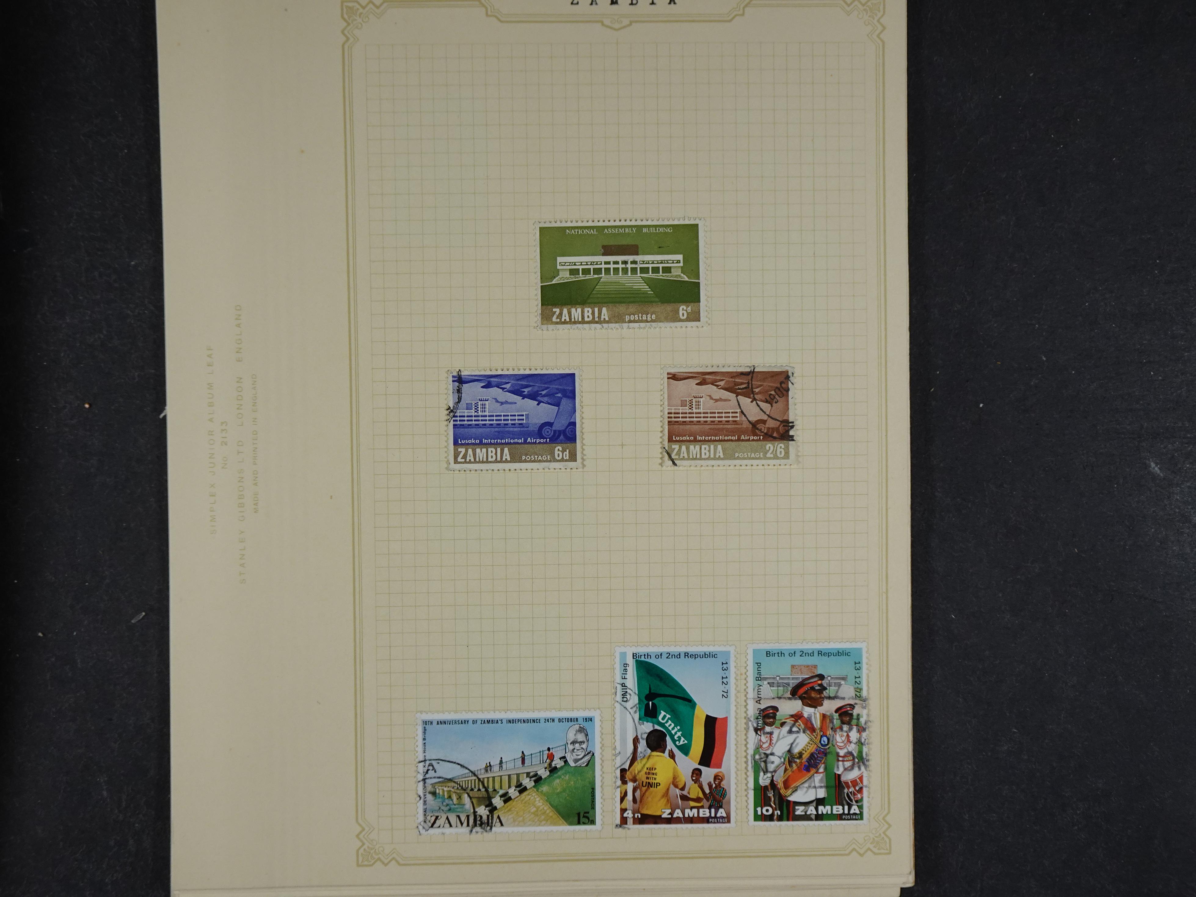 Doos met allerlei materiaal diverse betere zegels en fraaie stempels.
 412