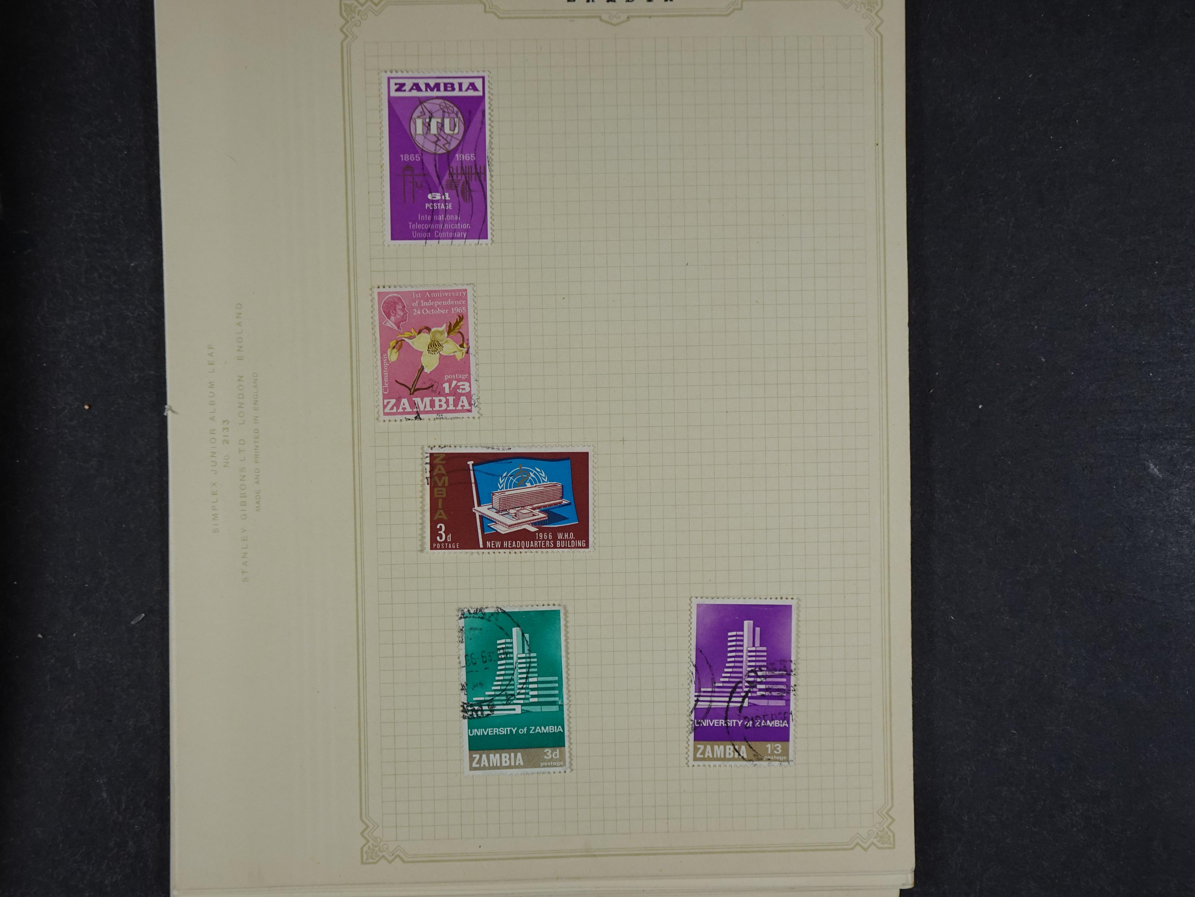 Doos met allerlei materiaal diverse betere zegels en fraaie stempels.
 413