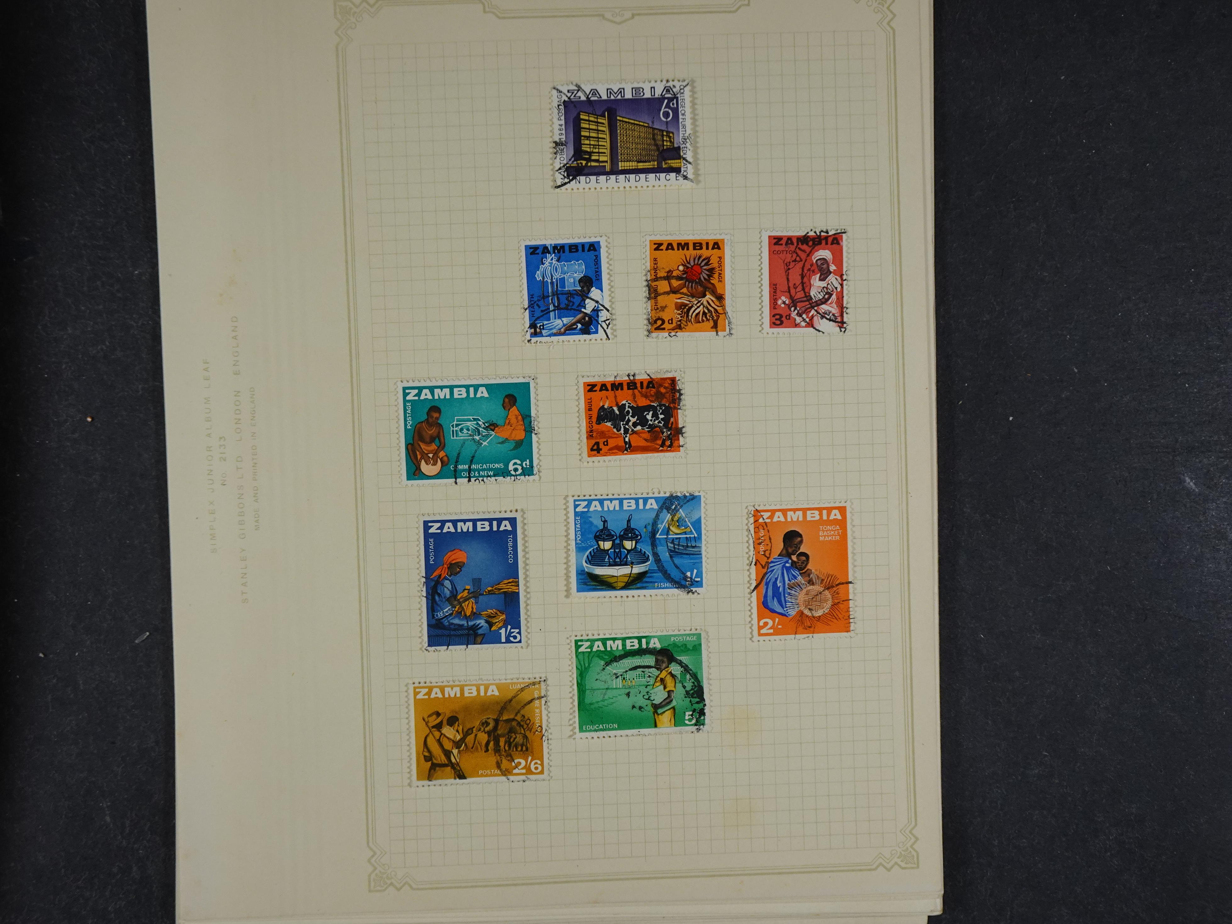 Doos met allerlei materiaal diverse betere zegels en fraaie stempels.
 414