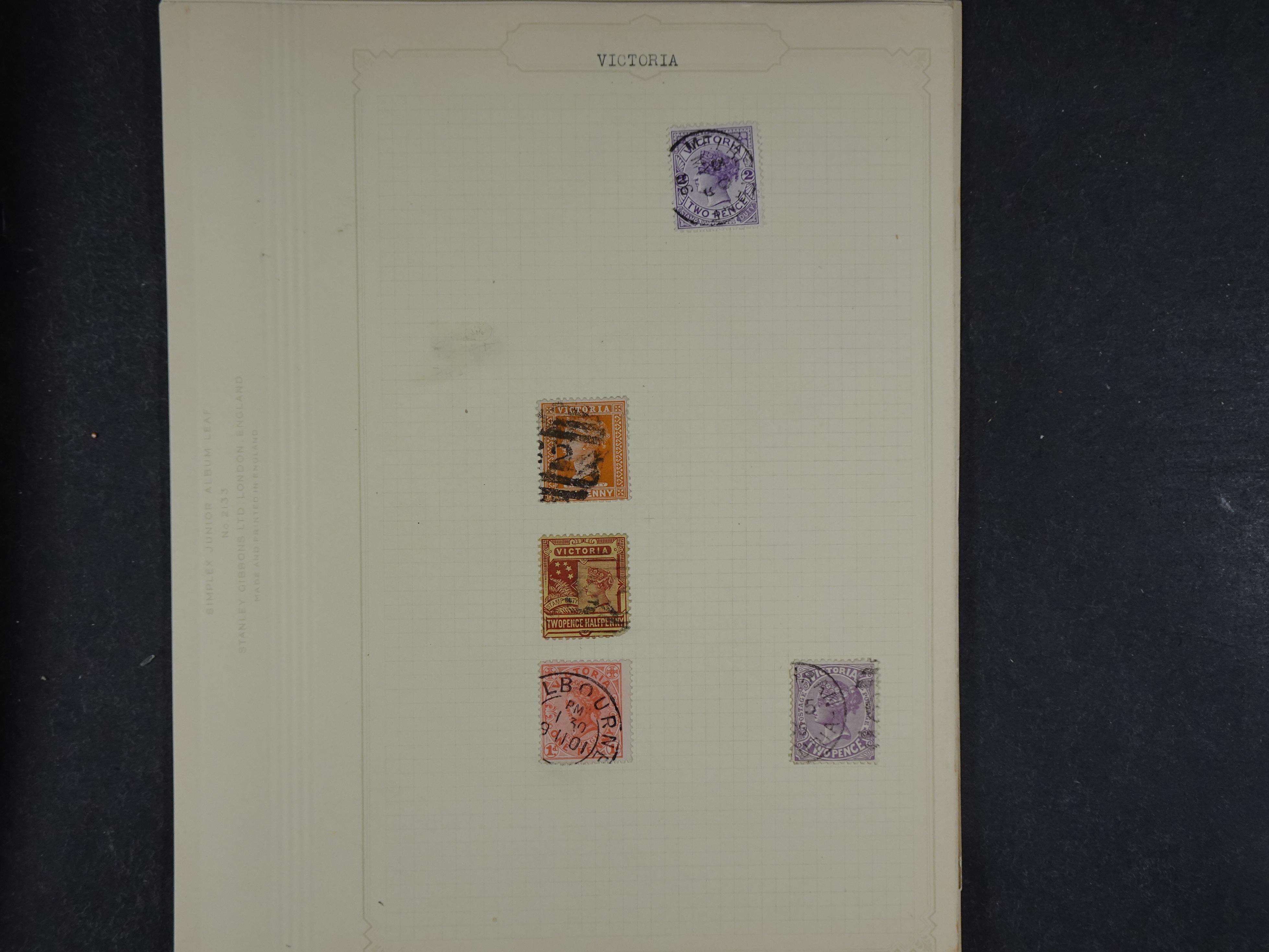 Doos met allerlei materiaal diverse betere zegels en fraaie stempels.
 417