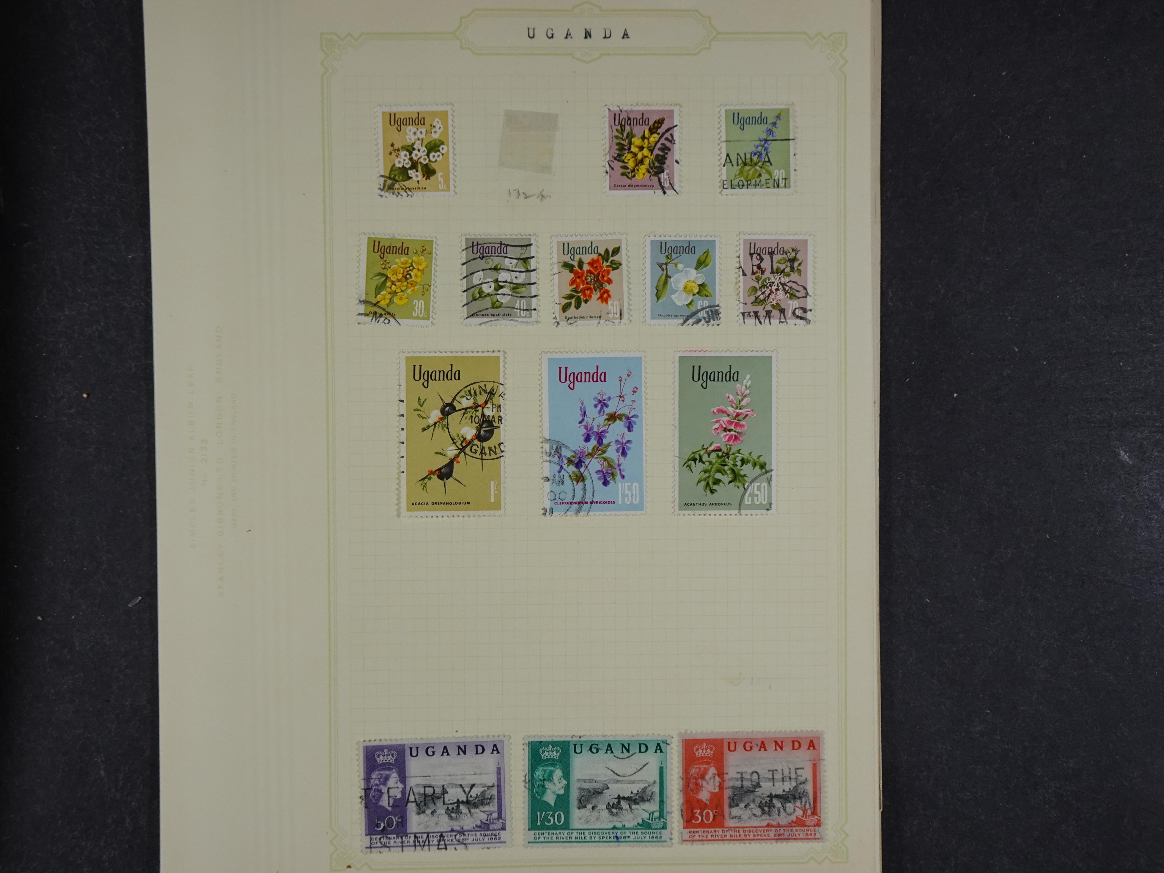 Doos met allerlei materiaal diverse betere zegels en fraaie stempels.
 418