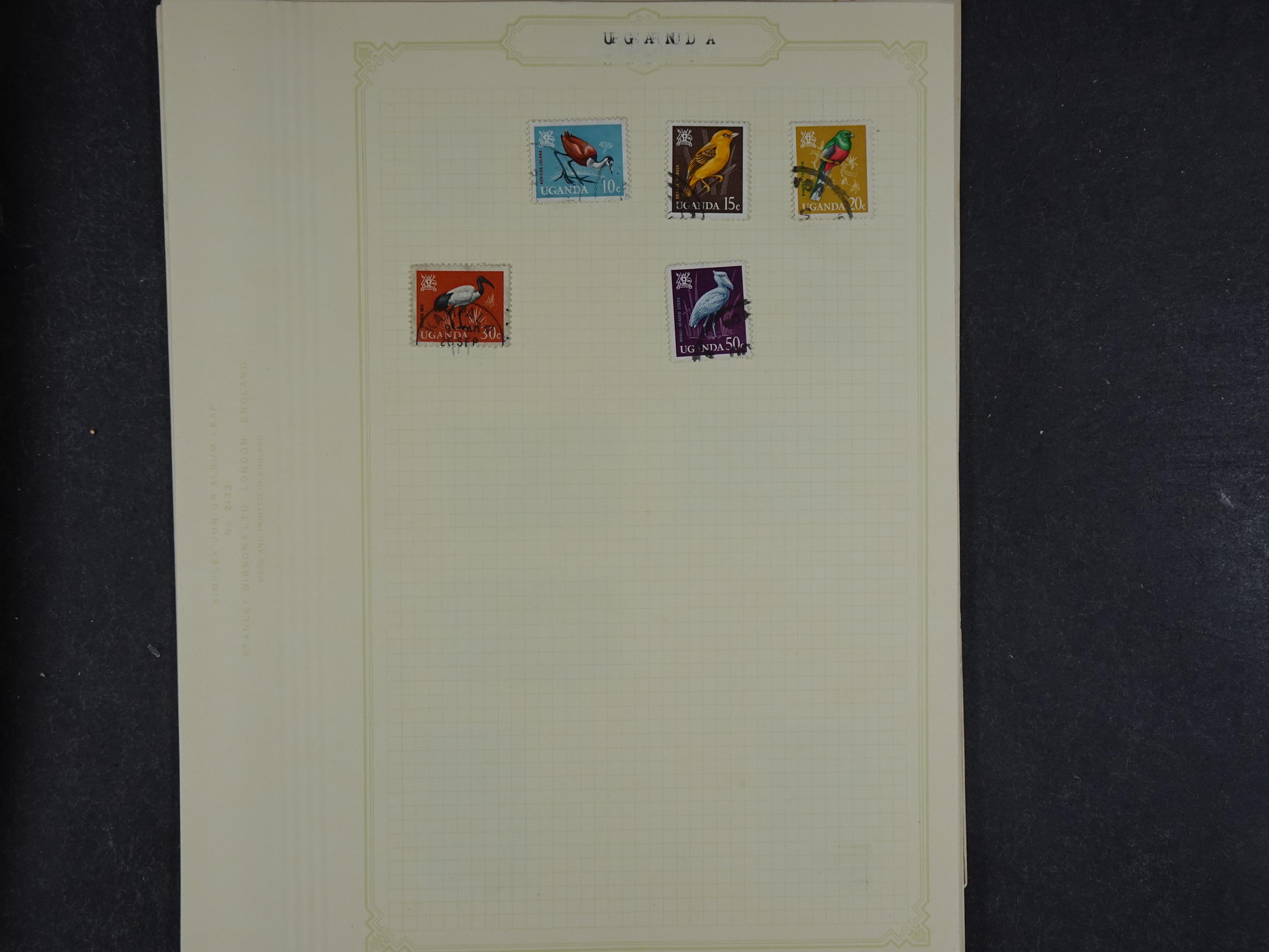 Doos met allerlei materiaal diverse betere zegels en fraaie stempels.
 419