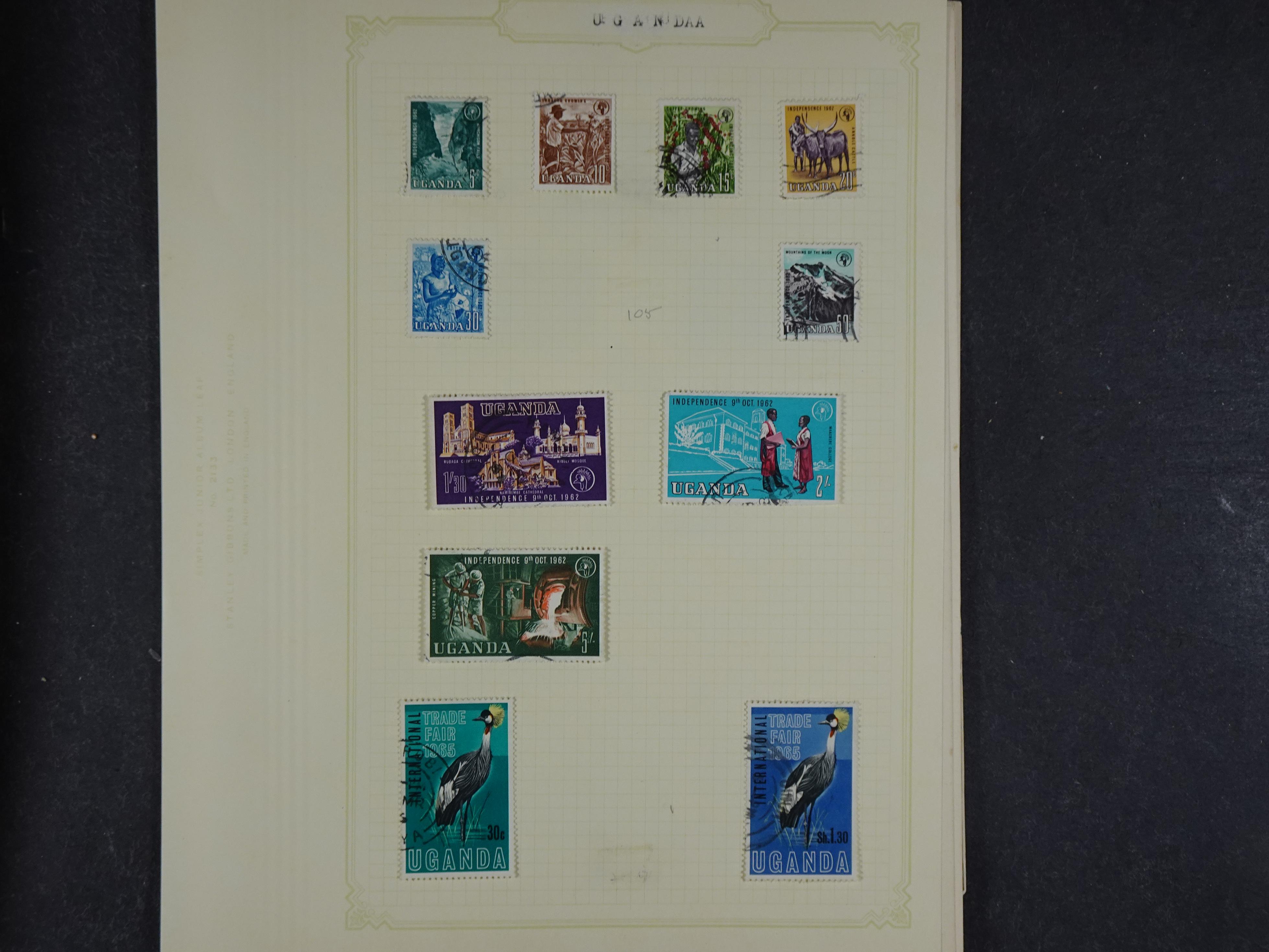 Doos met allerlei materiaal diverse betere zegels en fraaie stempels.
 420