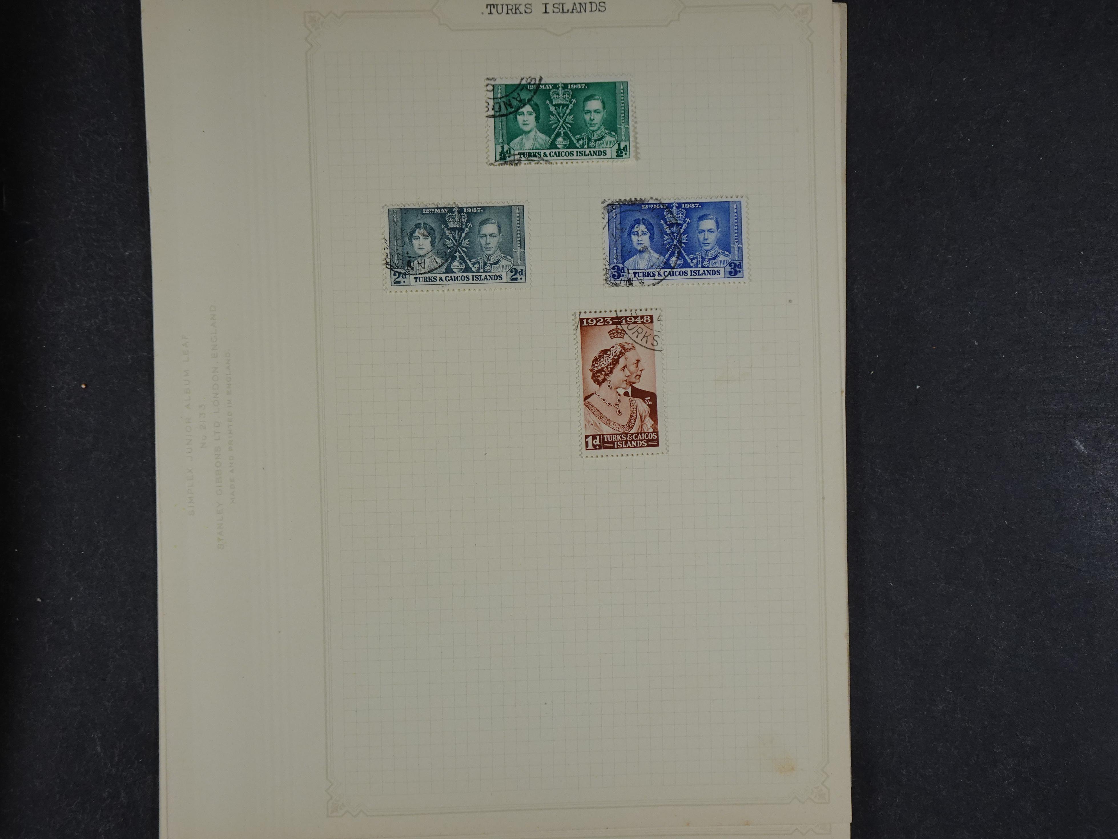 Doos met allerlei materiaal diverse betere zegels en fraaie stempels.
 421