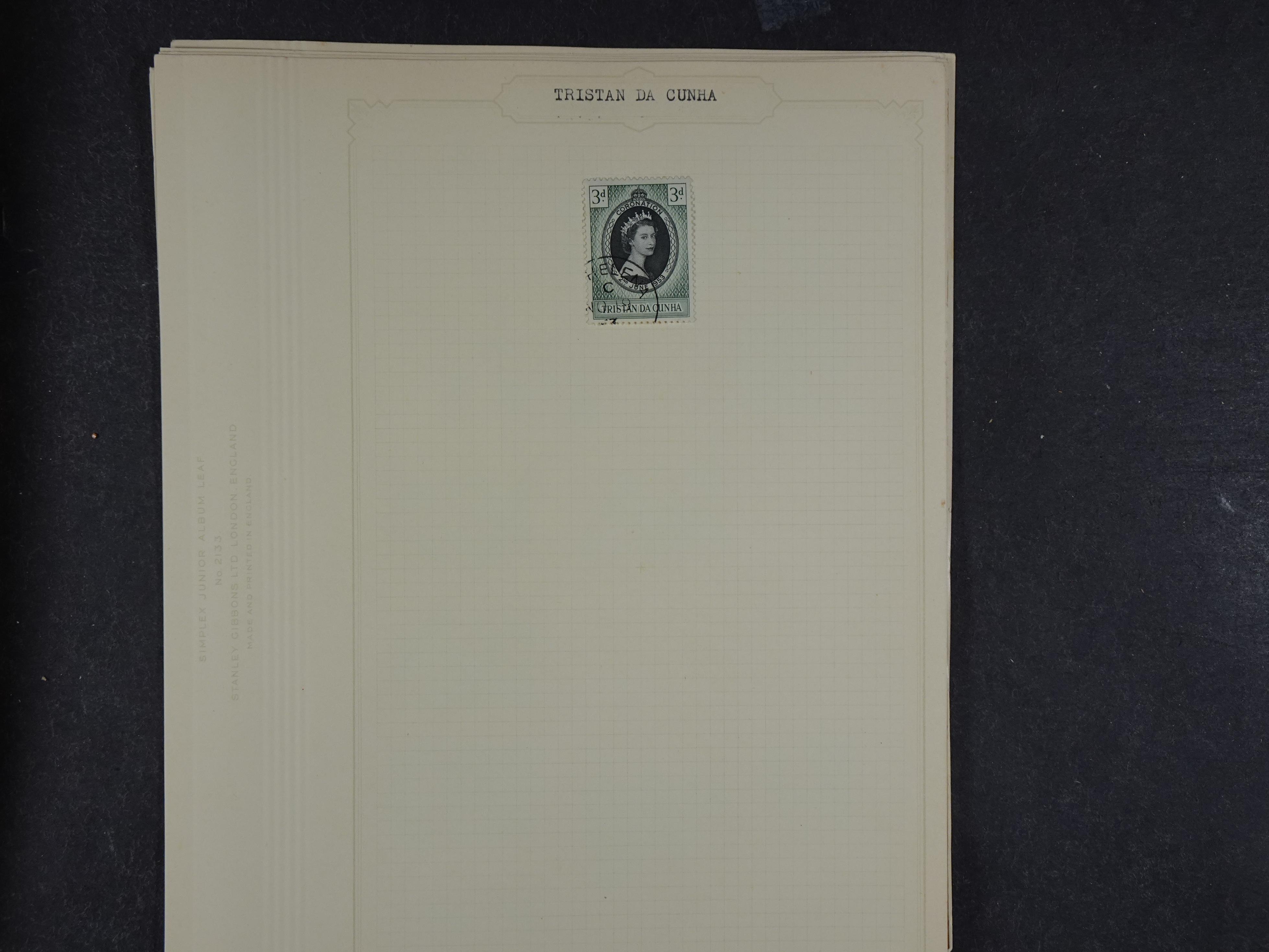 Doos met allerlei materiaal diverse betere zegels en fraaie stempels.
 422