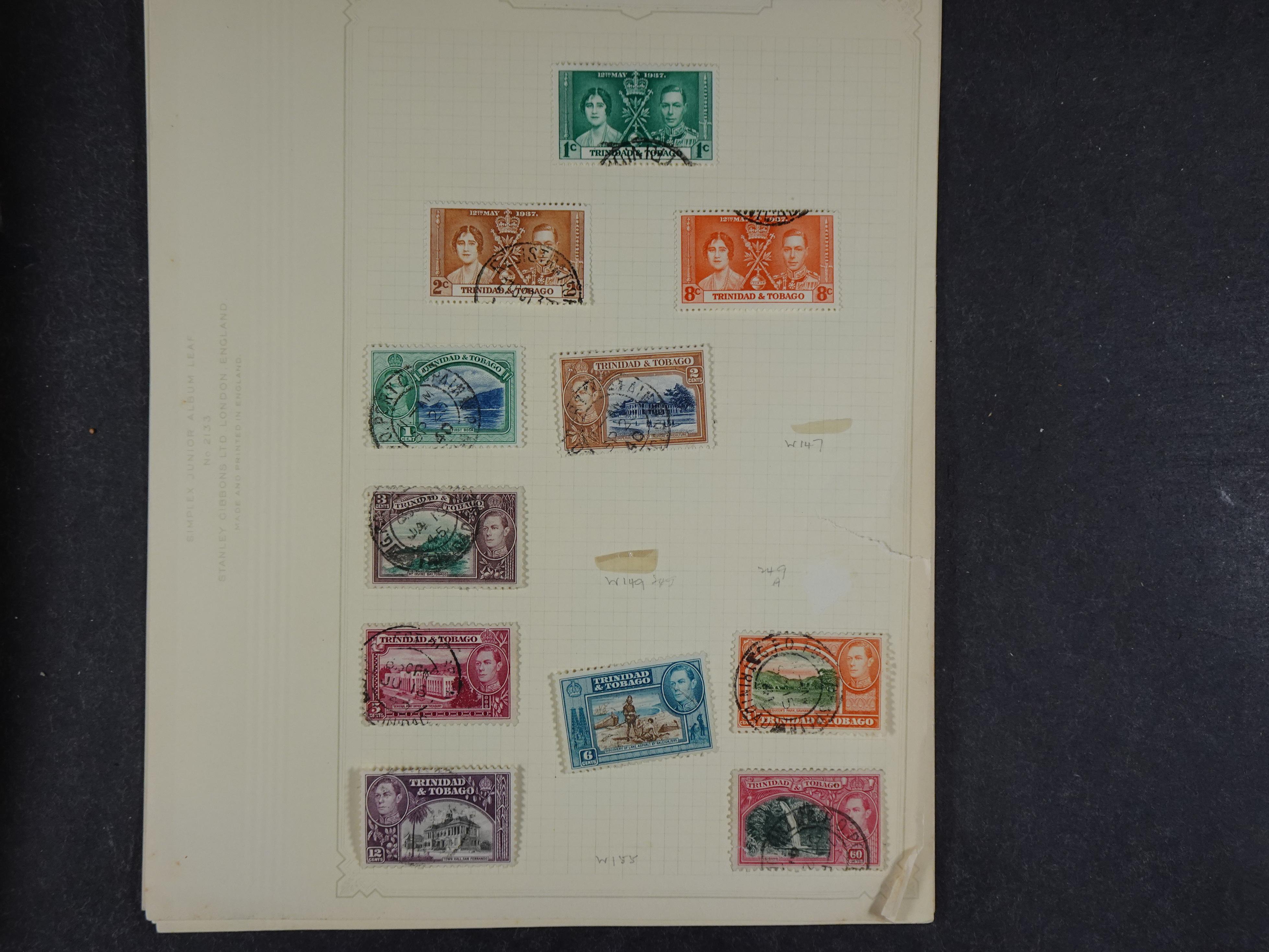 Doos met allerlei materiaal diverse betere zegels en fraaie stempels.
 423