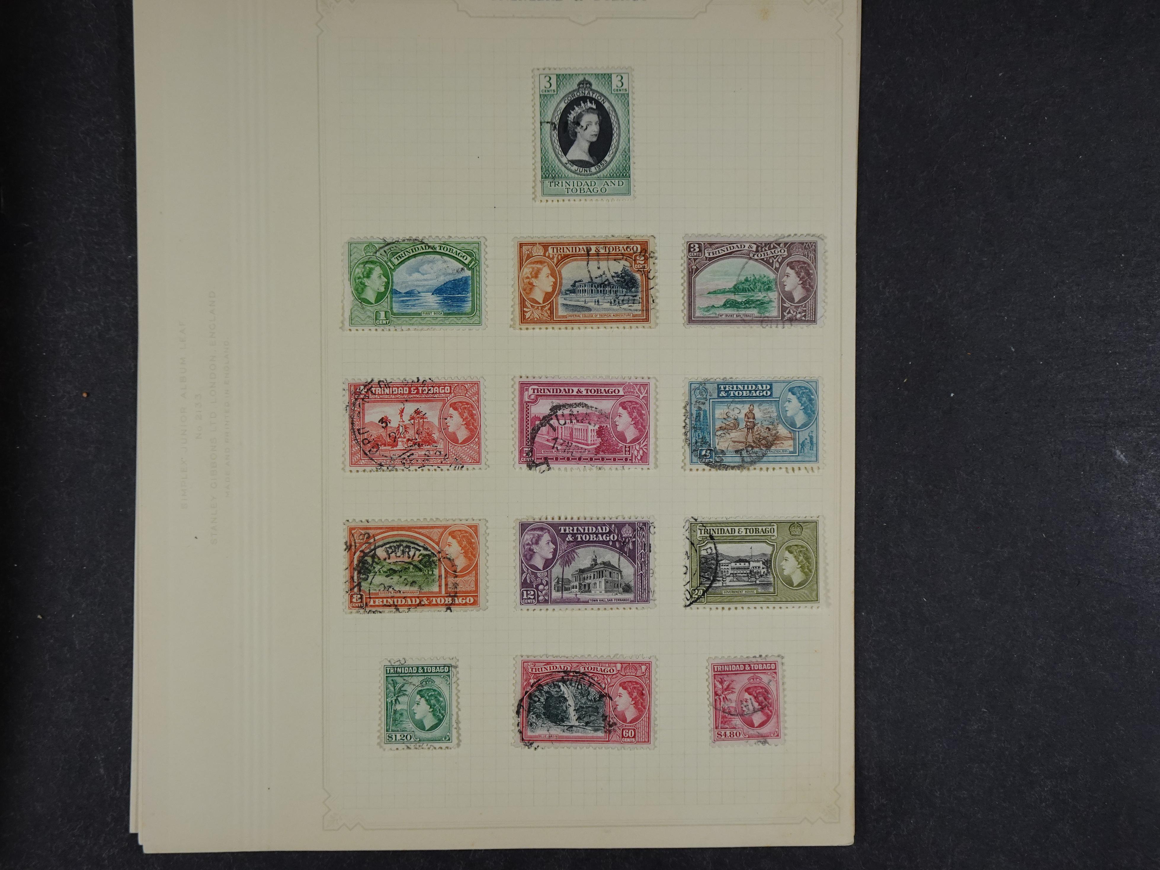 Doos met allerlei materiaal diverse betere zegels en fraaie stempels.
 424