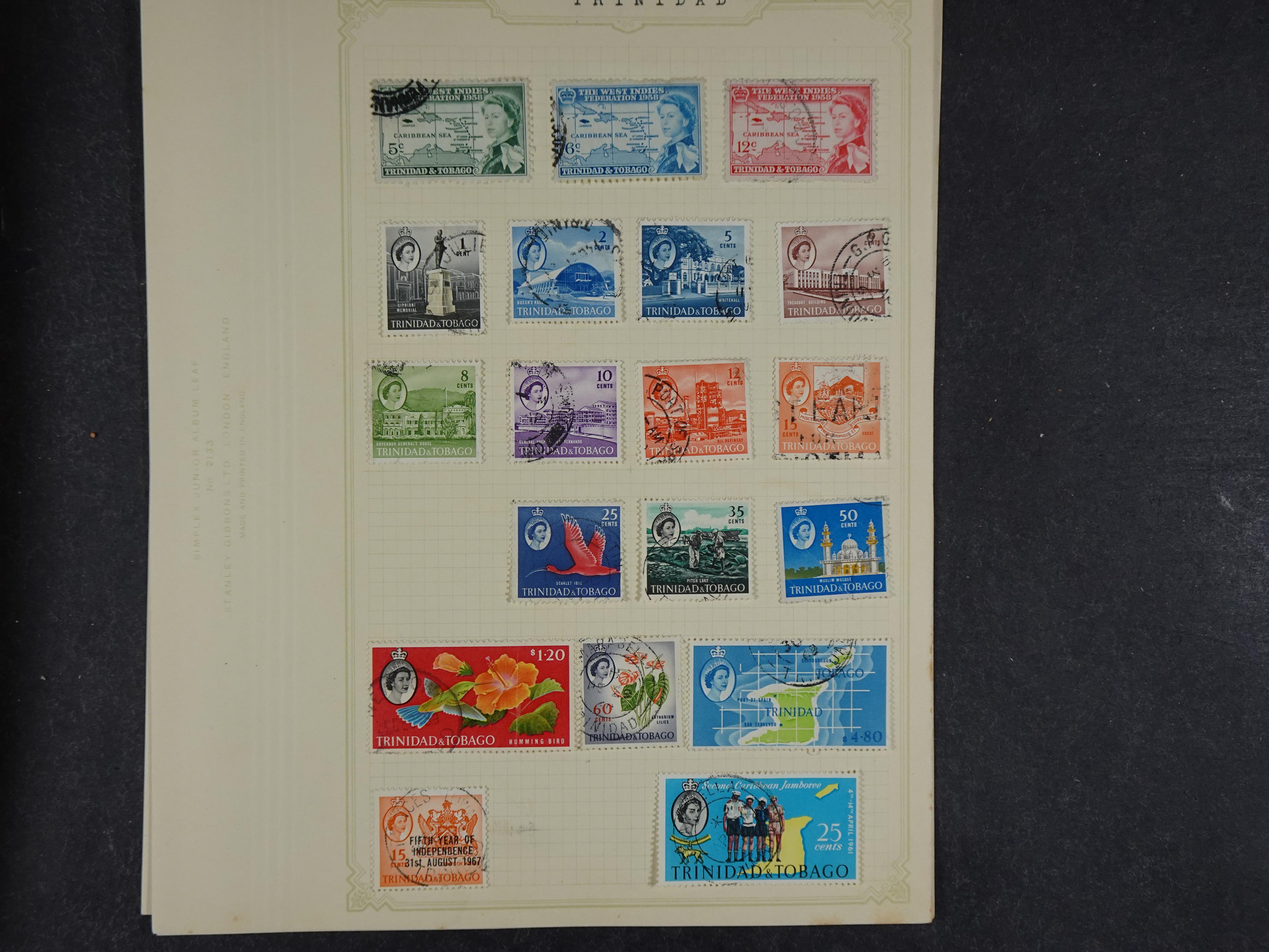 Doos met allerlei materiaal diverse betere zegels en fraaie stempels.
 425