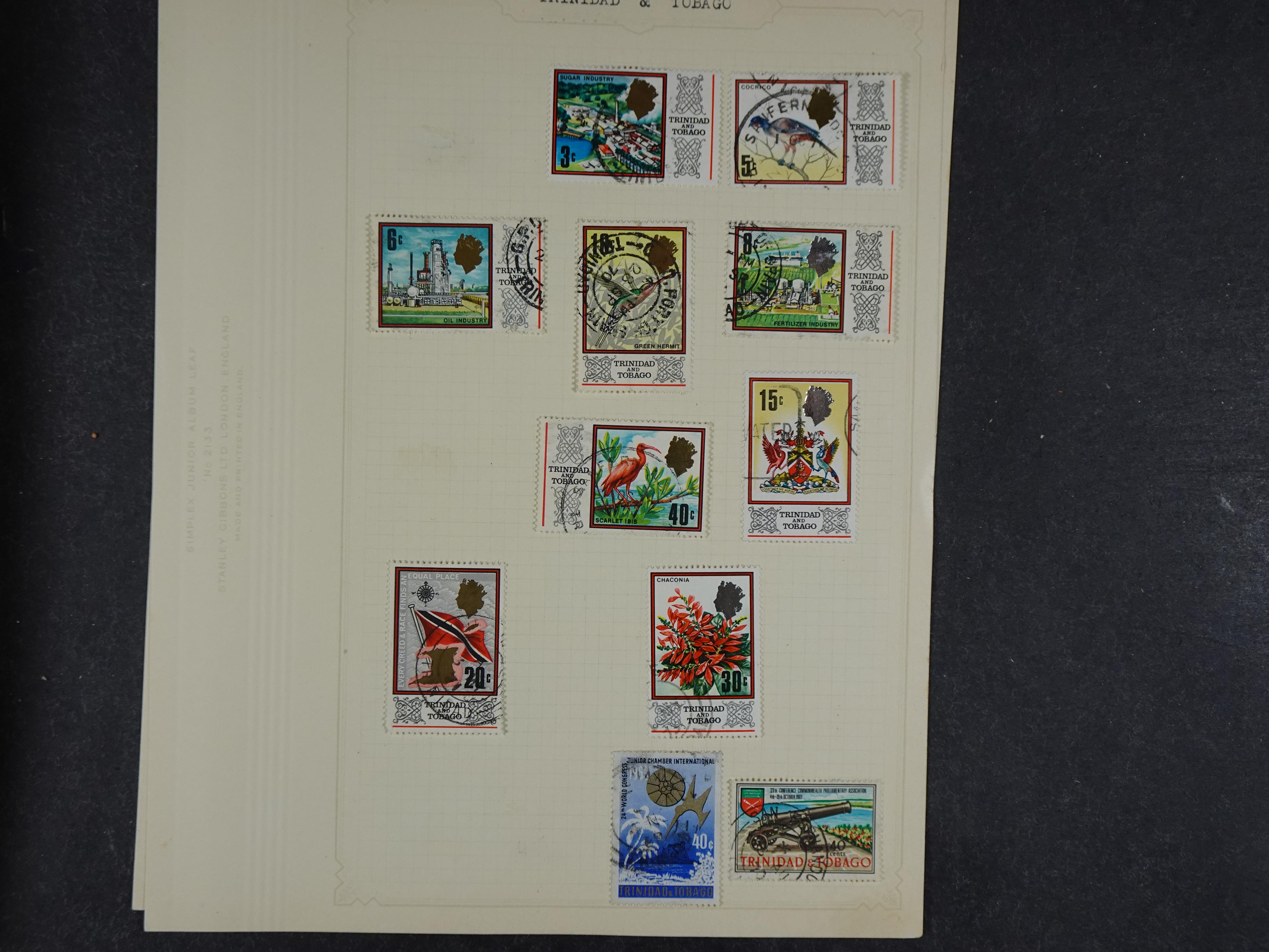 Doos met allerlei materiaal diverse betere zegels en fraaie stempels.
 426