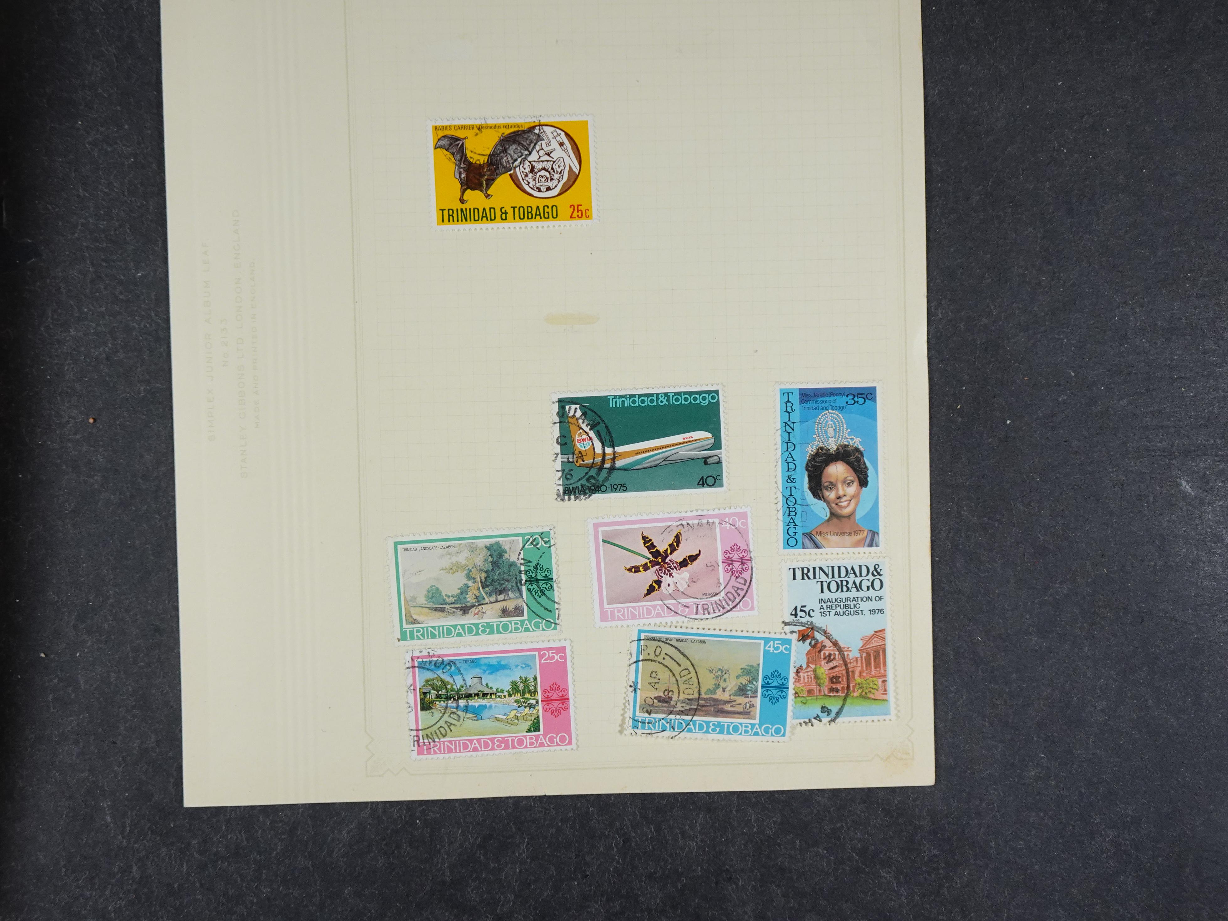 Doos met allerlei materiaal diverse betere zegels en fraaie stempels.
 427