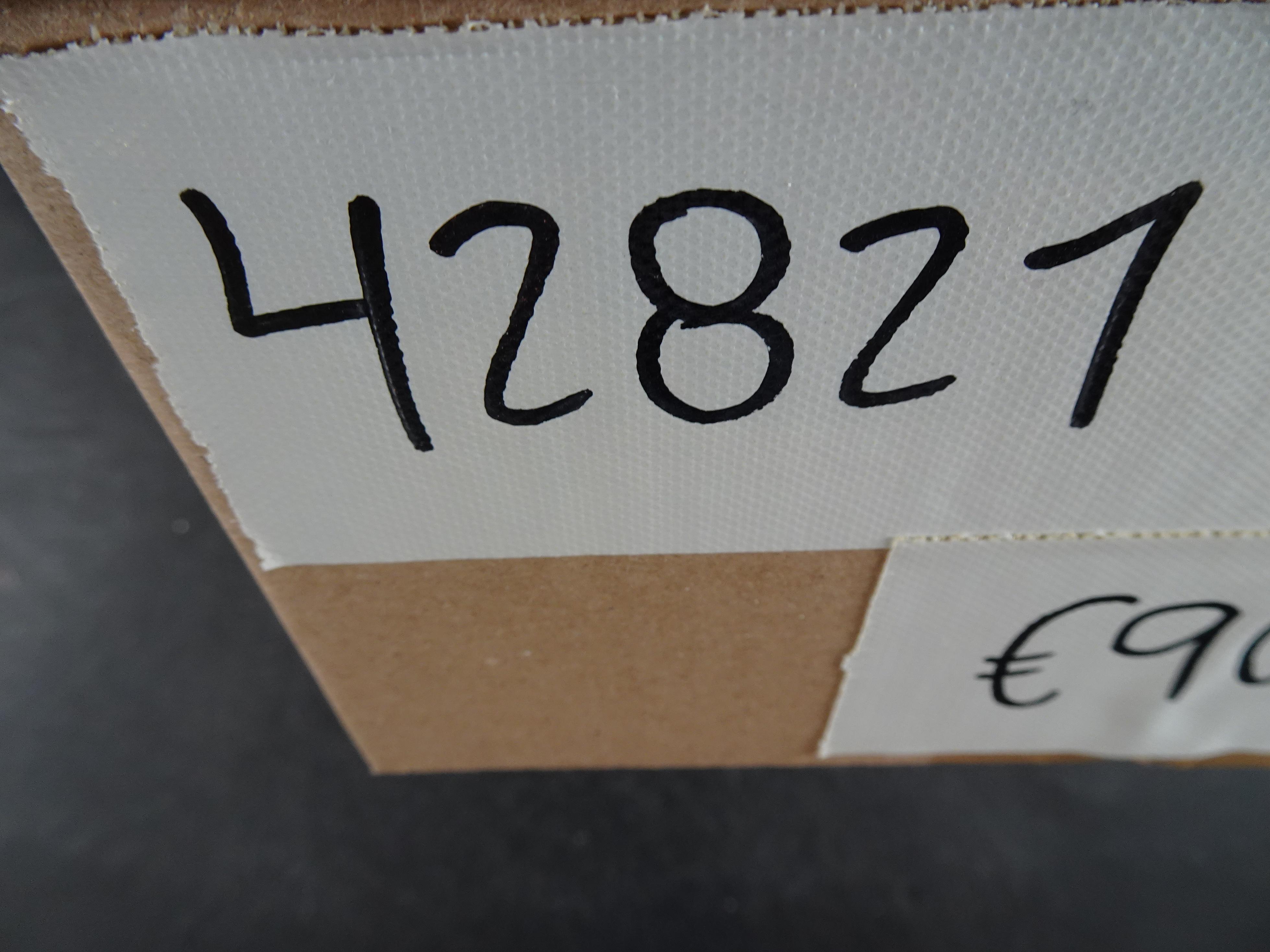 Doos met allerlei materiaal diverse betere zegels en fraaie stempels.
 428