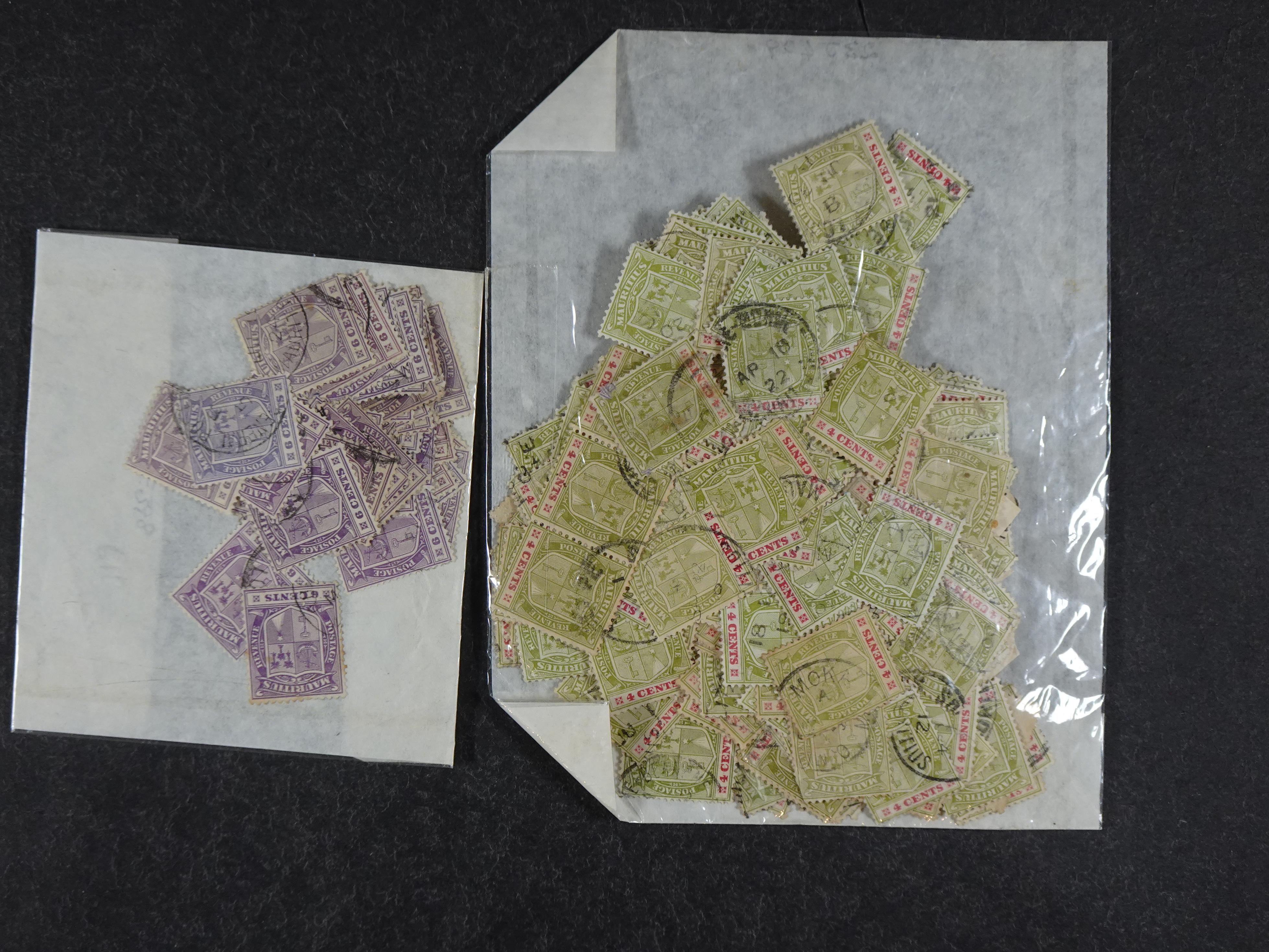 Toverdoos met geweldige mooi materiaal waaronder veel Mauritius ( uitzoeken ) diversen plaatfouten en bijzondere stempels.   11