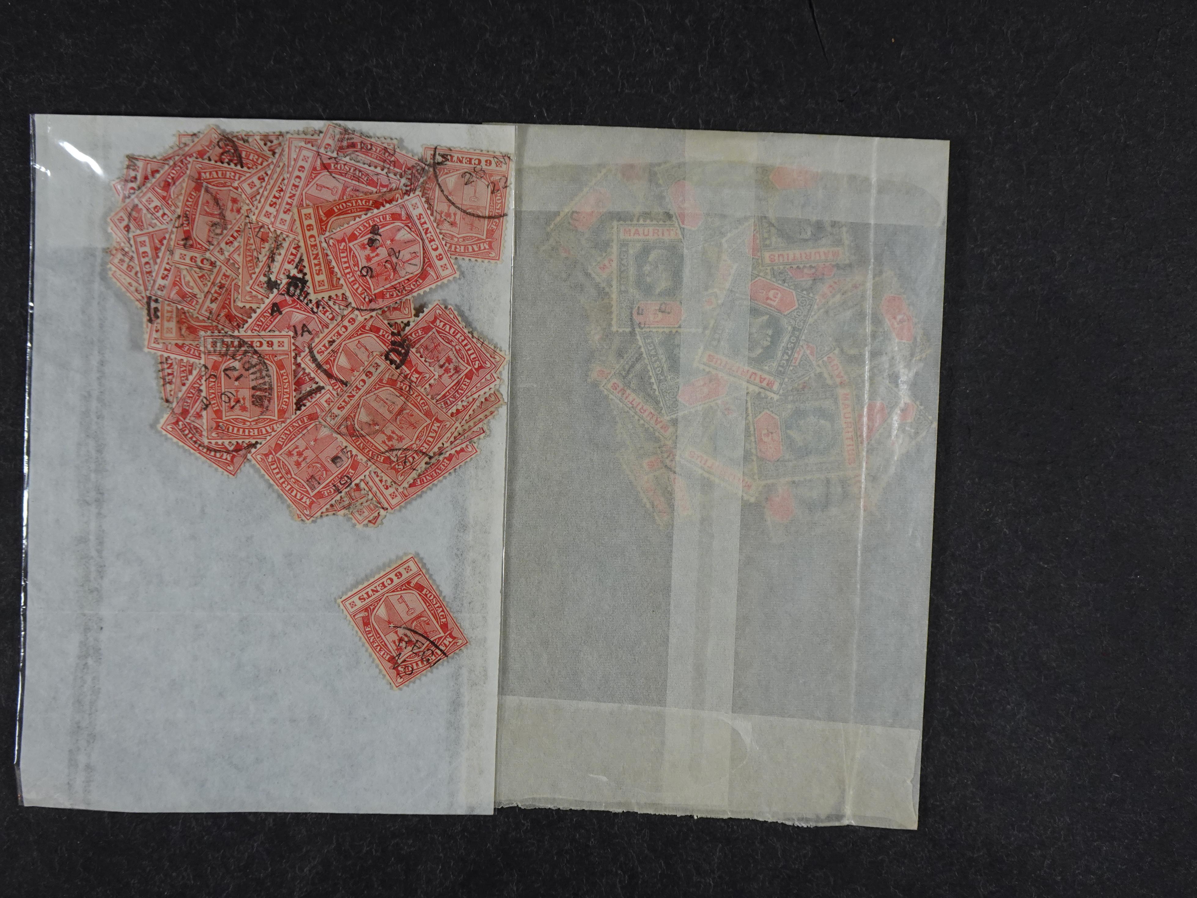 Toverdoos met geweldige mooi materiaal waaronder veel Mauritius ( uitzoeken ) diversen plaatfouten en bijzondere stempels.   12