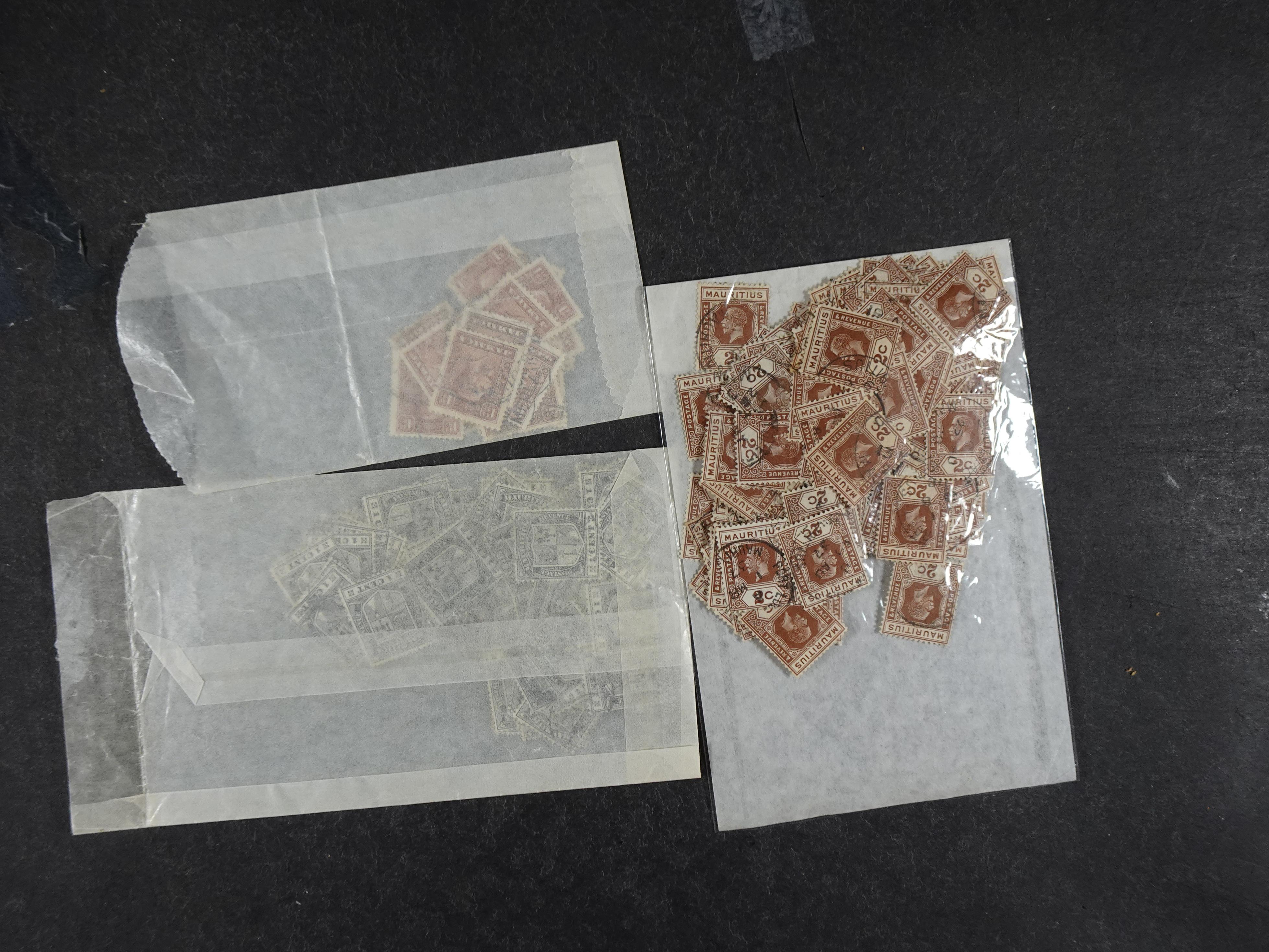 Toverdoos met geweldige mooi materiaal waaronder veel Mauritius ( uitzoeken ) diversen plaatfouten en bijzondere stempels.   13