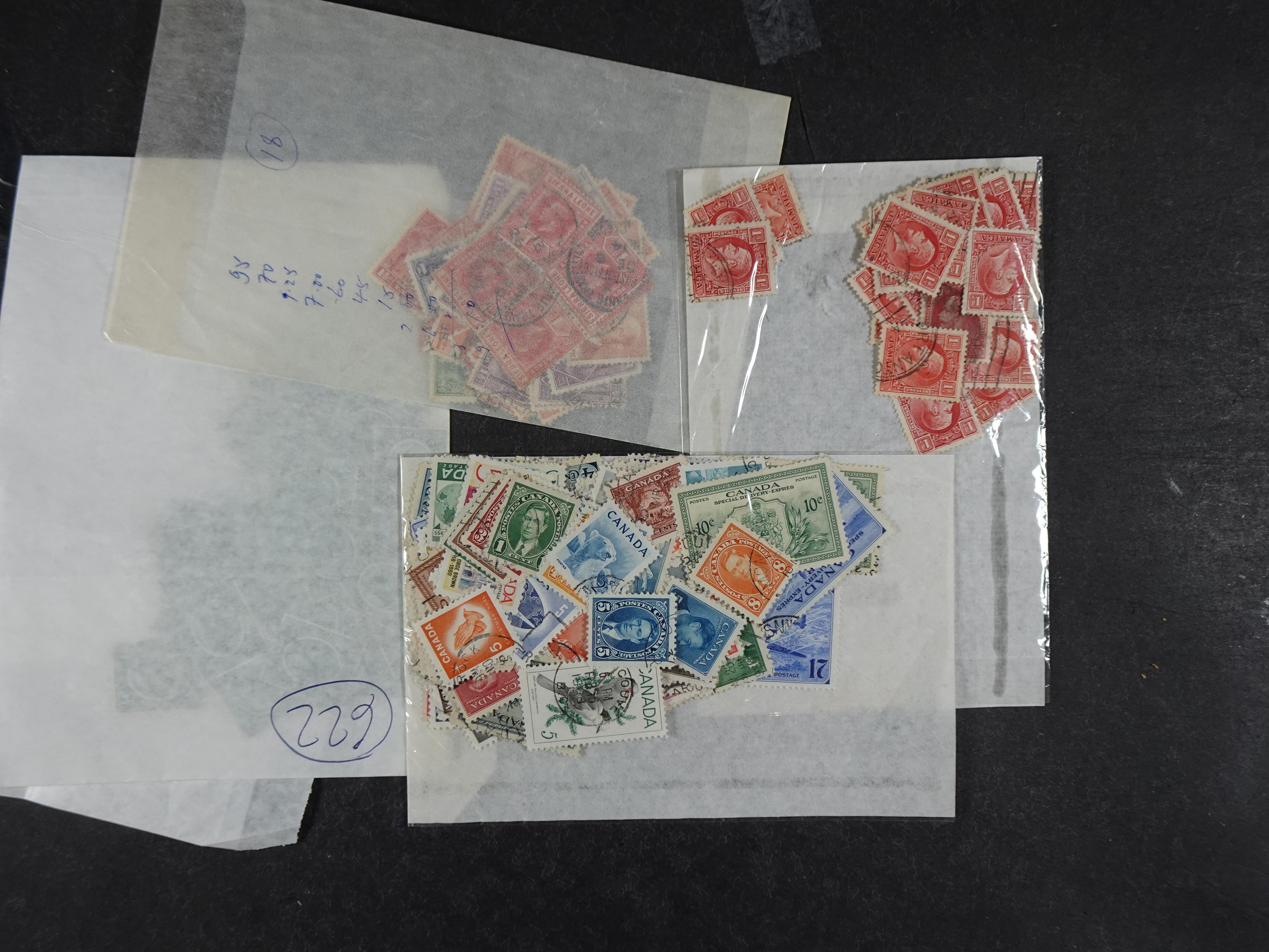 Toverdoos met geweldige mooi materiaal waaronder veel Mauritius ( uitzoeken ) diversen plaatfouten en bijzondere stempels.   14