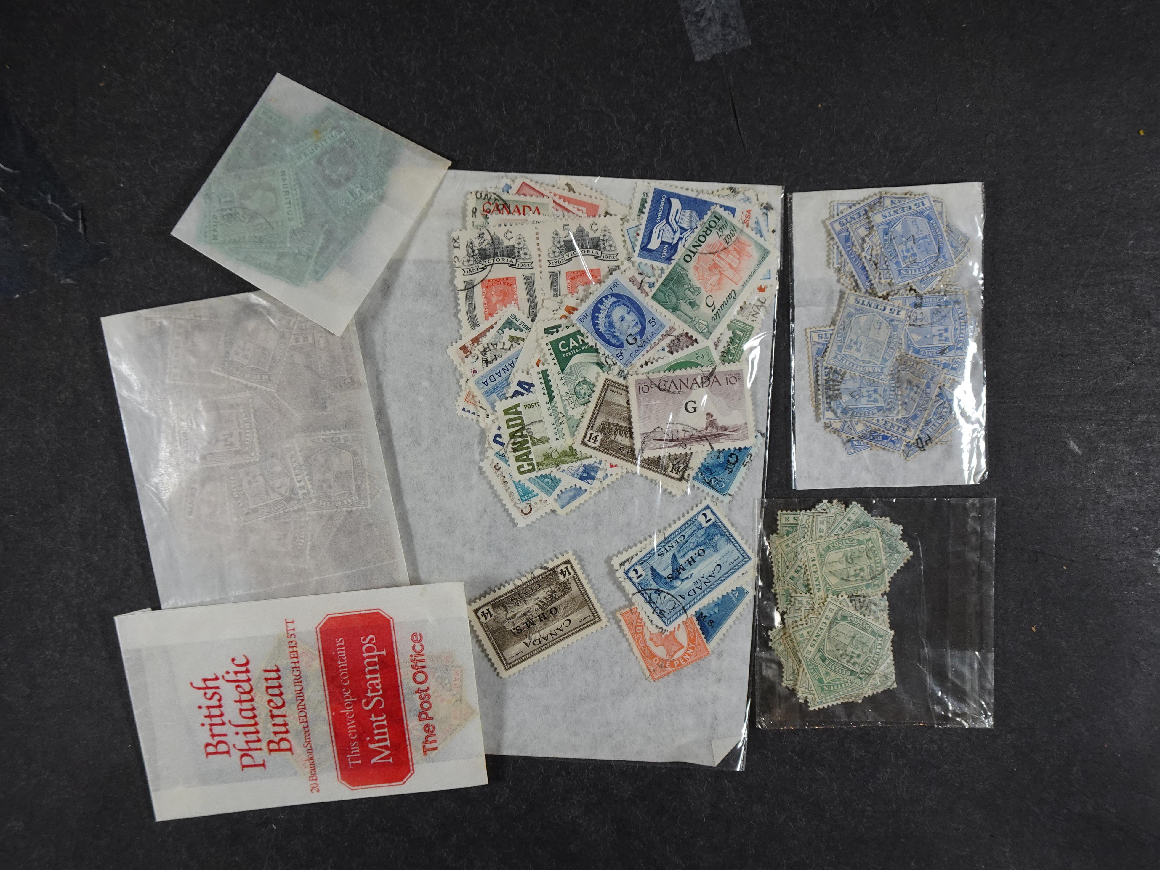 Toverdoos met geweldige mooi materiaal waaronder veel Mauritius ( uitzoeken ) diversen plaatfouten en bijzondere stempels.   15