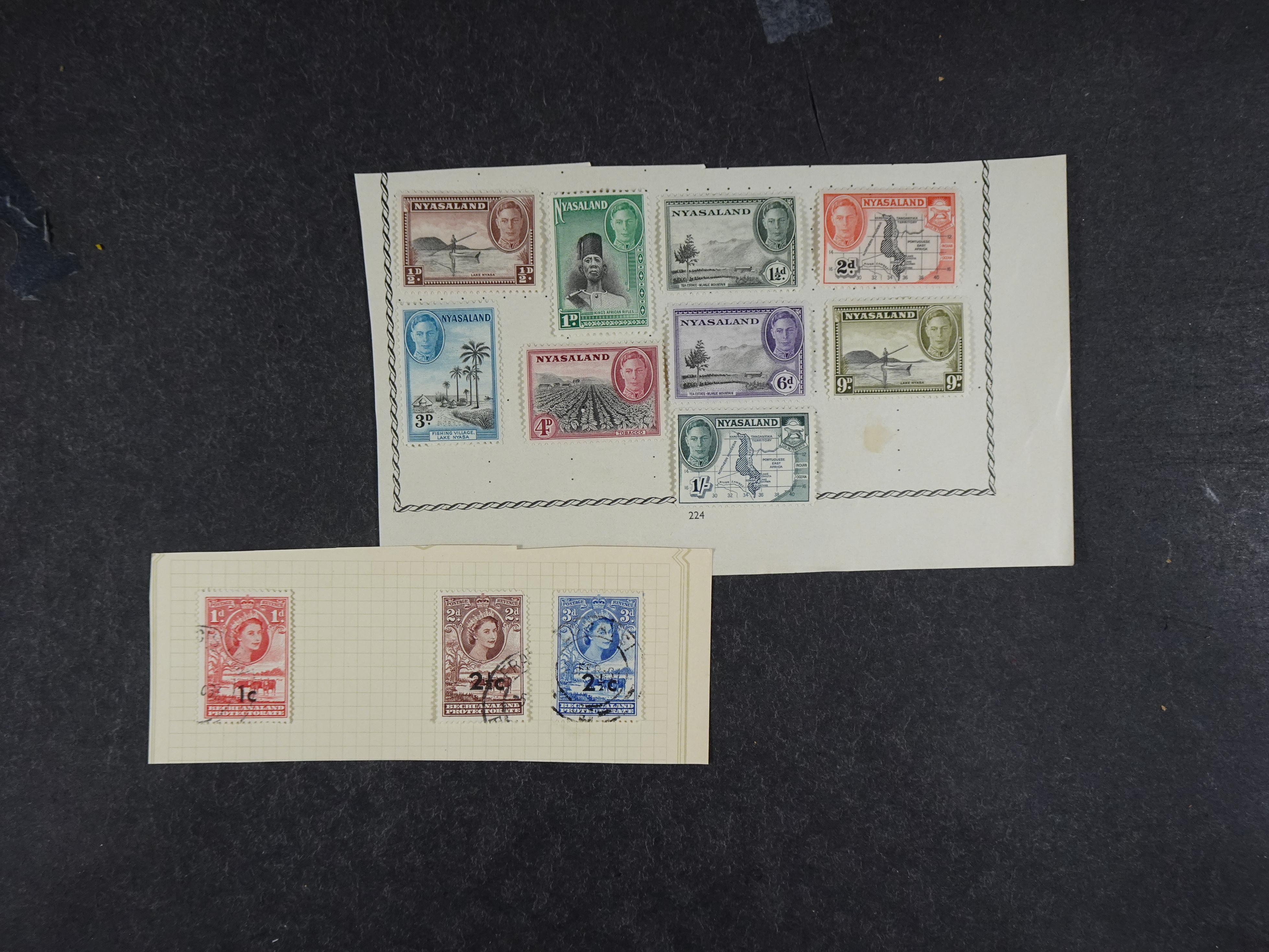 Toverdoos met geweldige mooi materiaal waaronder veel Mauritius ( uitzoeken ) diversen plaatfouten en bijzondere stempels.   24