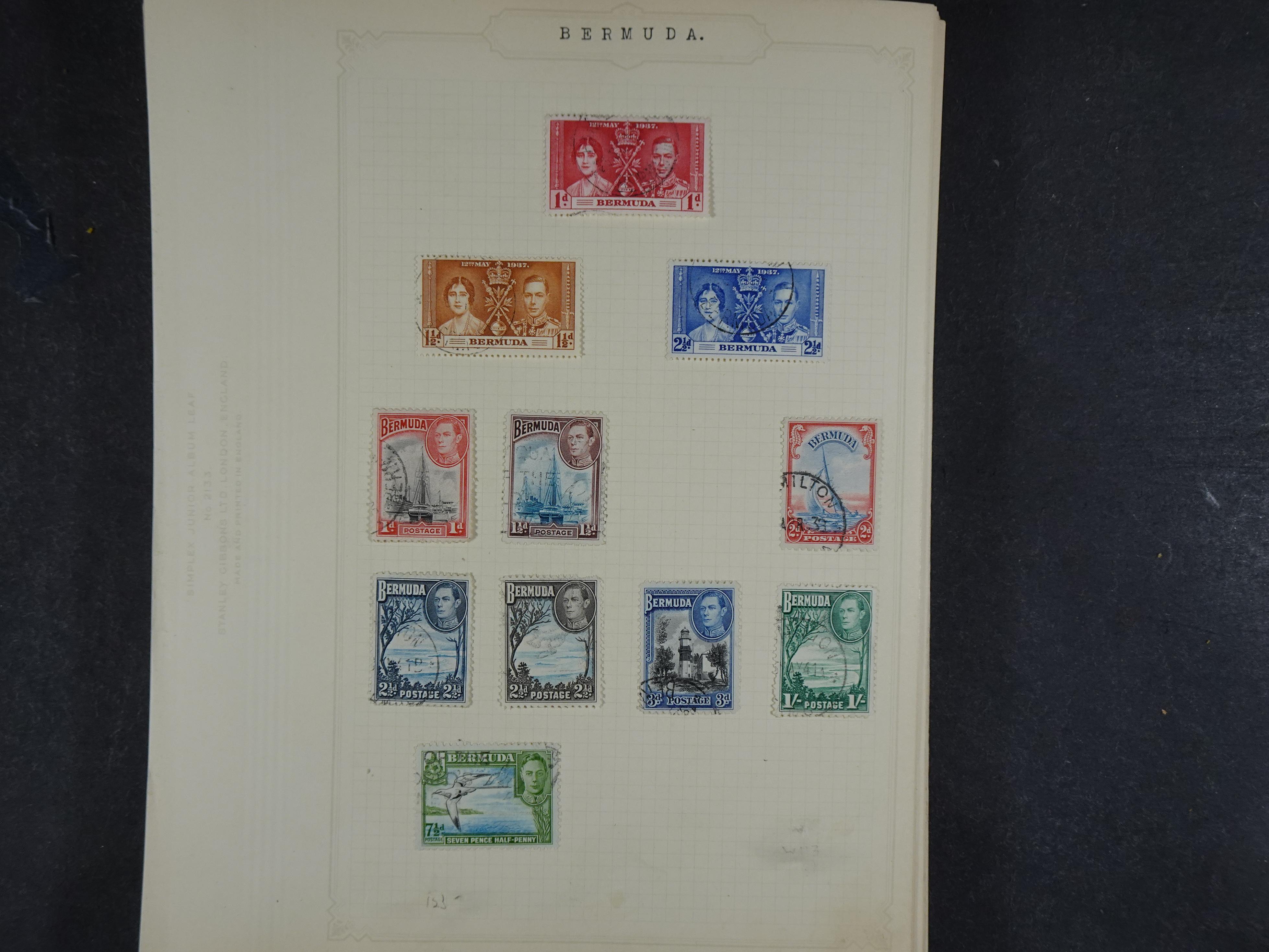 Toverdoos met geweldige mooi materiaal waaronder veel Mauritius ( uitzoeken ) diversen plaatfouten en bijzondere stempels.   29