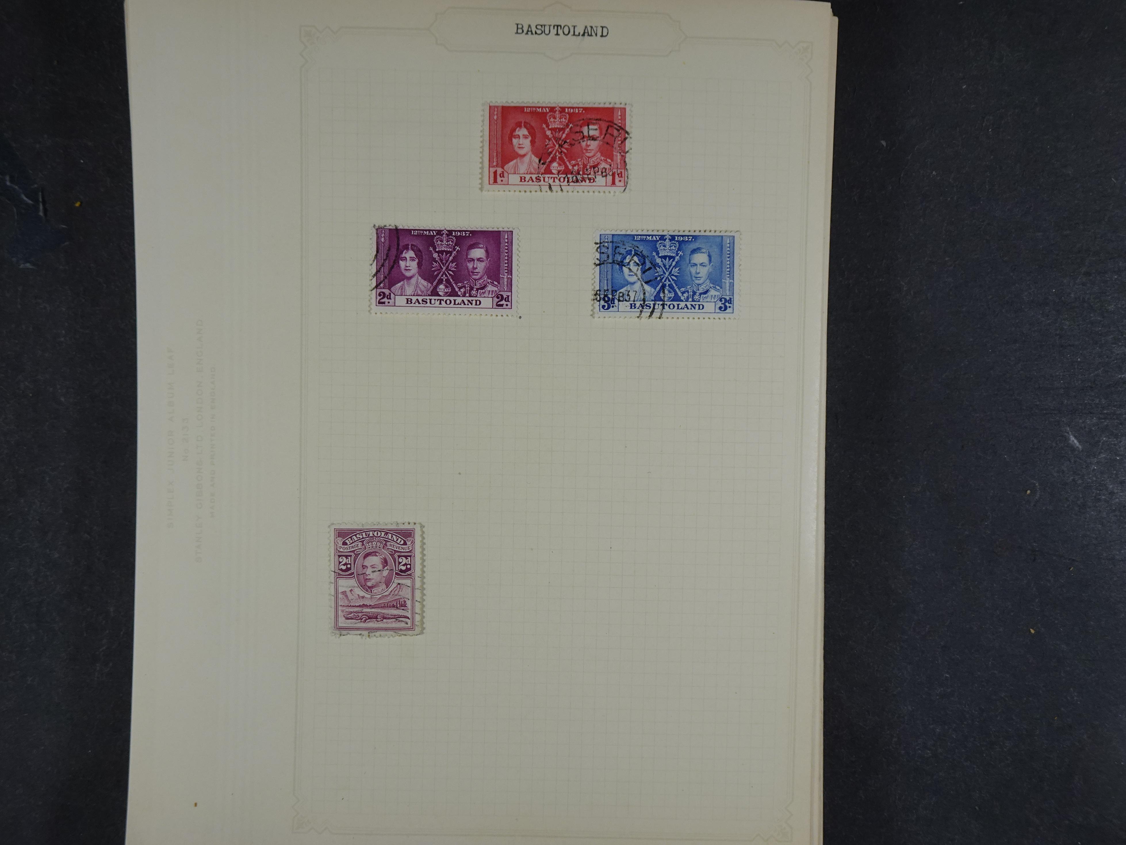 Toverdoos met geweldige mooi materiaal waaronder veel Mauritius ( uitzoeken ) diversen plaatfouten en bijzondere stempels.   30