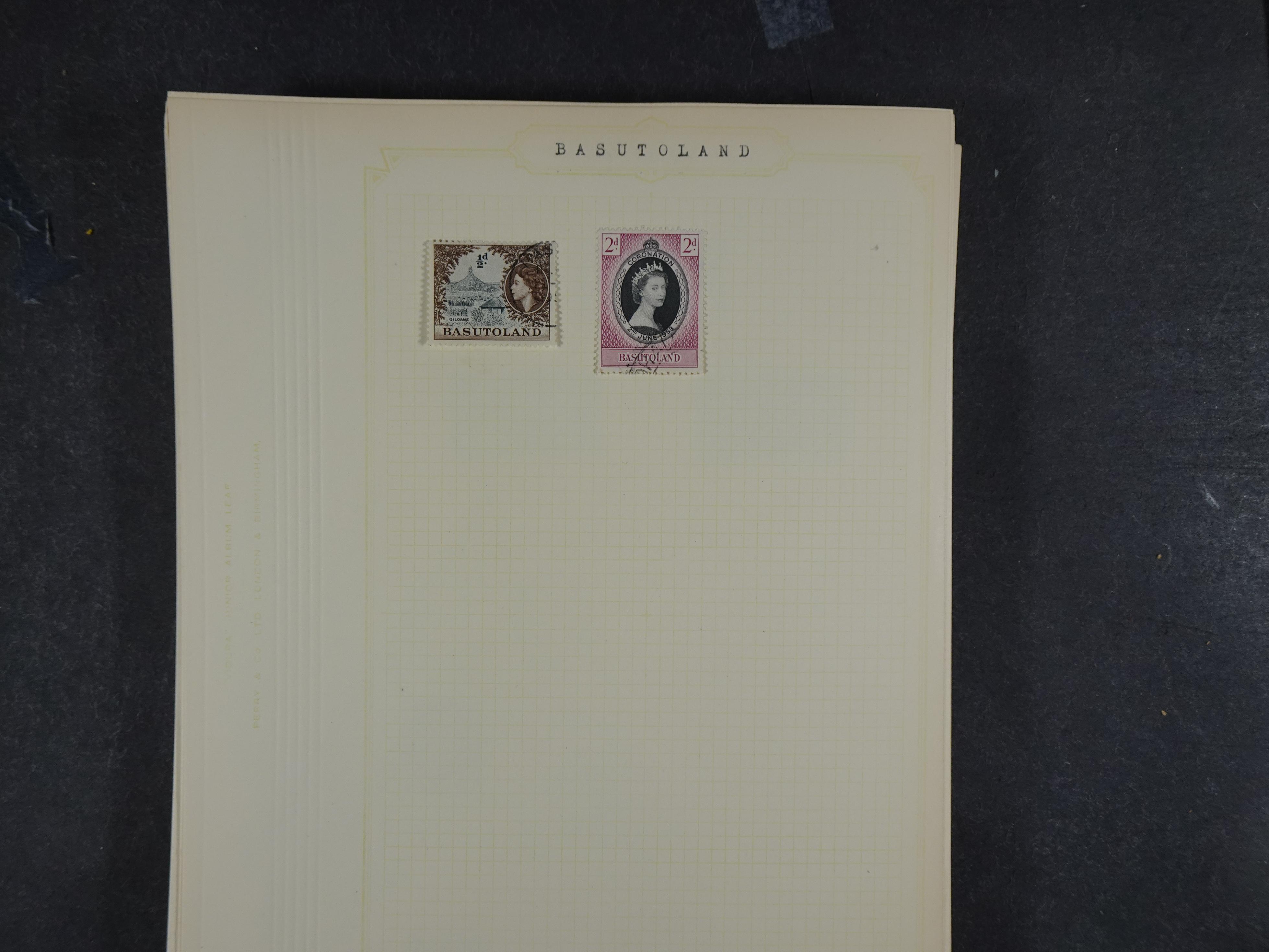 Toverdoos met geweldige mooi materiaal waaronder veel Mauritius ( uitzoeken ) diversen plaatfouten en bijzondere stempels.   31