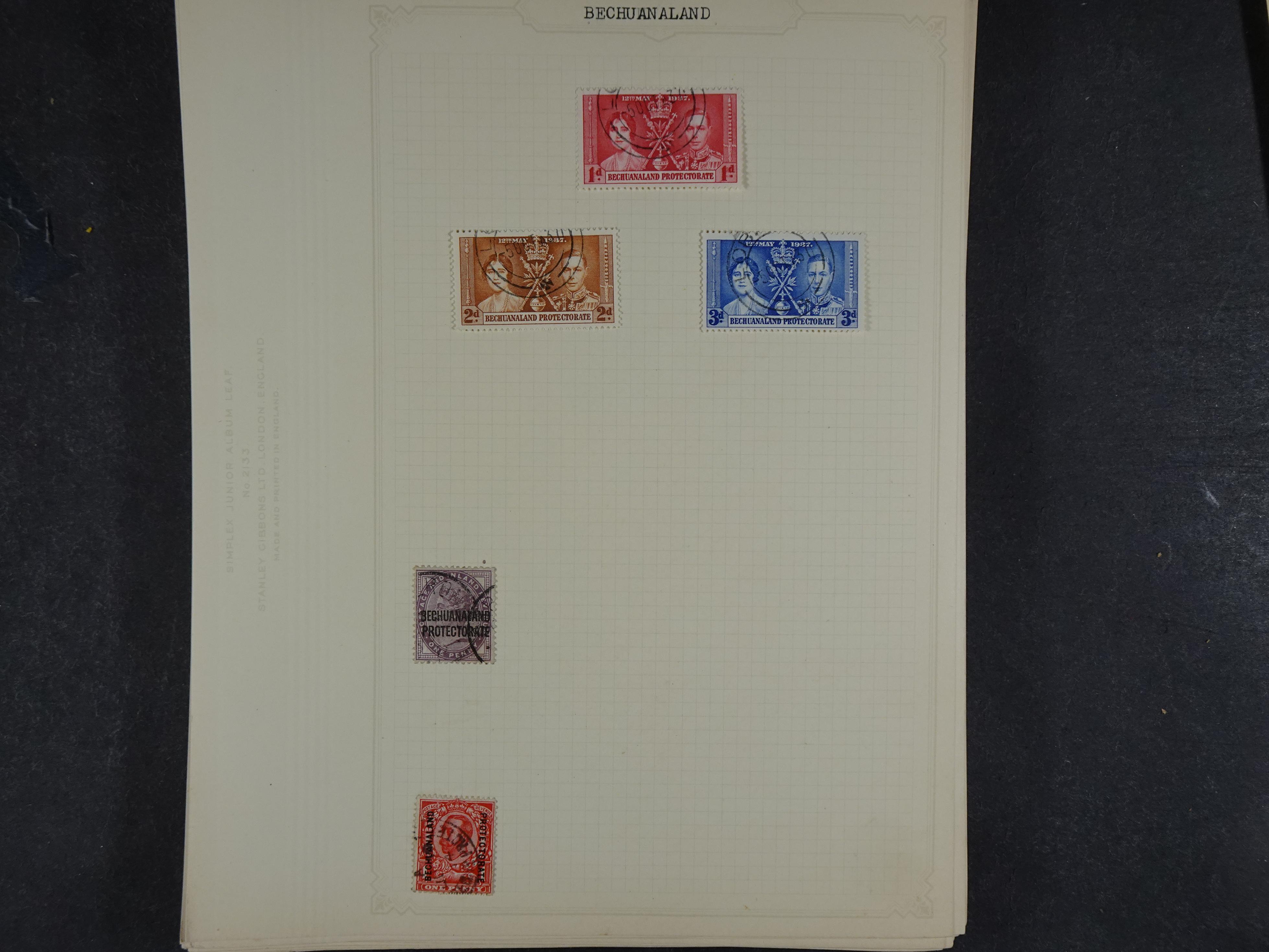 Toverdoos met geweldige mooi materiaal waaronder veel Mauritius ( uitzoeken ) diversen plaatfouten en bijzondere stempels.   32