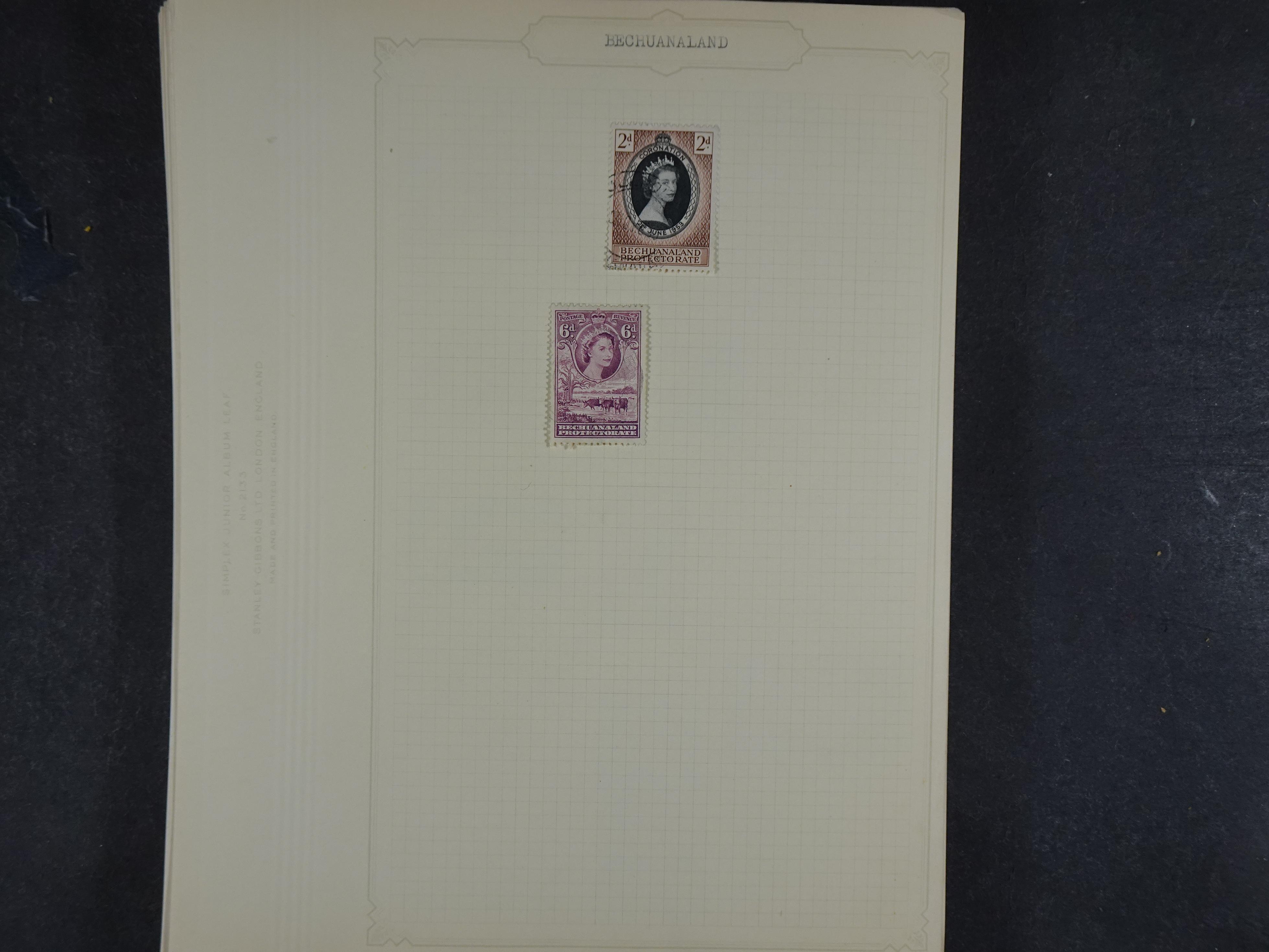 Toverdoos met geweldige mooi materiaal waaronder veel Mauritius ( uitzoeken ) diversen plaatfouten en bijzondere stempels.   33