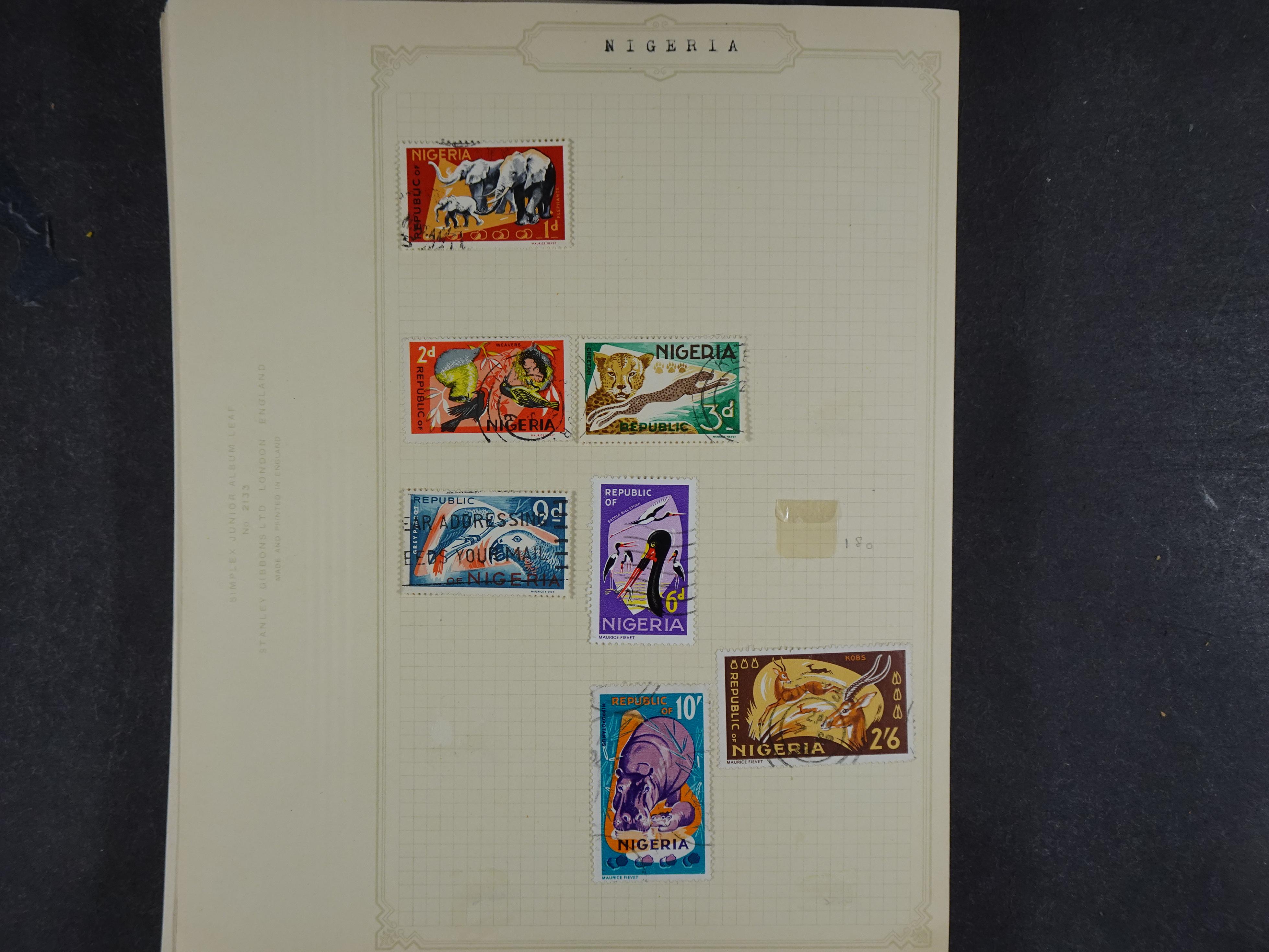 Toverdoos met geweldige mooi materiaal waaronder veel Mauritius ( uitzoeken ) diversen plaatfouten en bijzondere stempels.   34