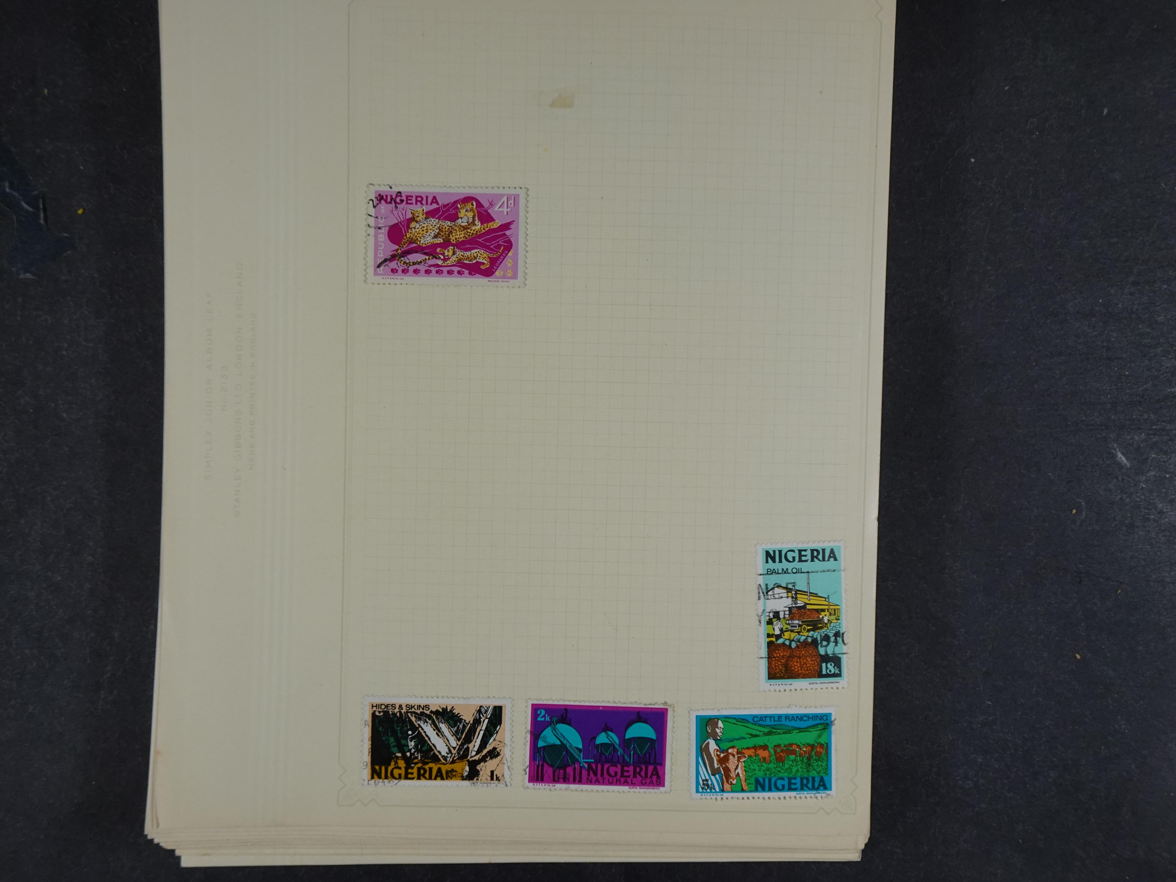 Toverdoos met geweldige mooi materiaal waaronder veel Mauritius ( uitzoeken ) diversen plaatfouten en bijzondere stempels.   35