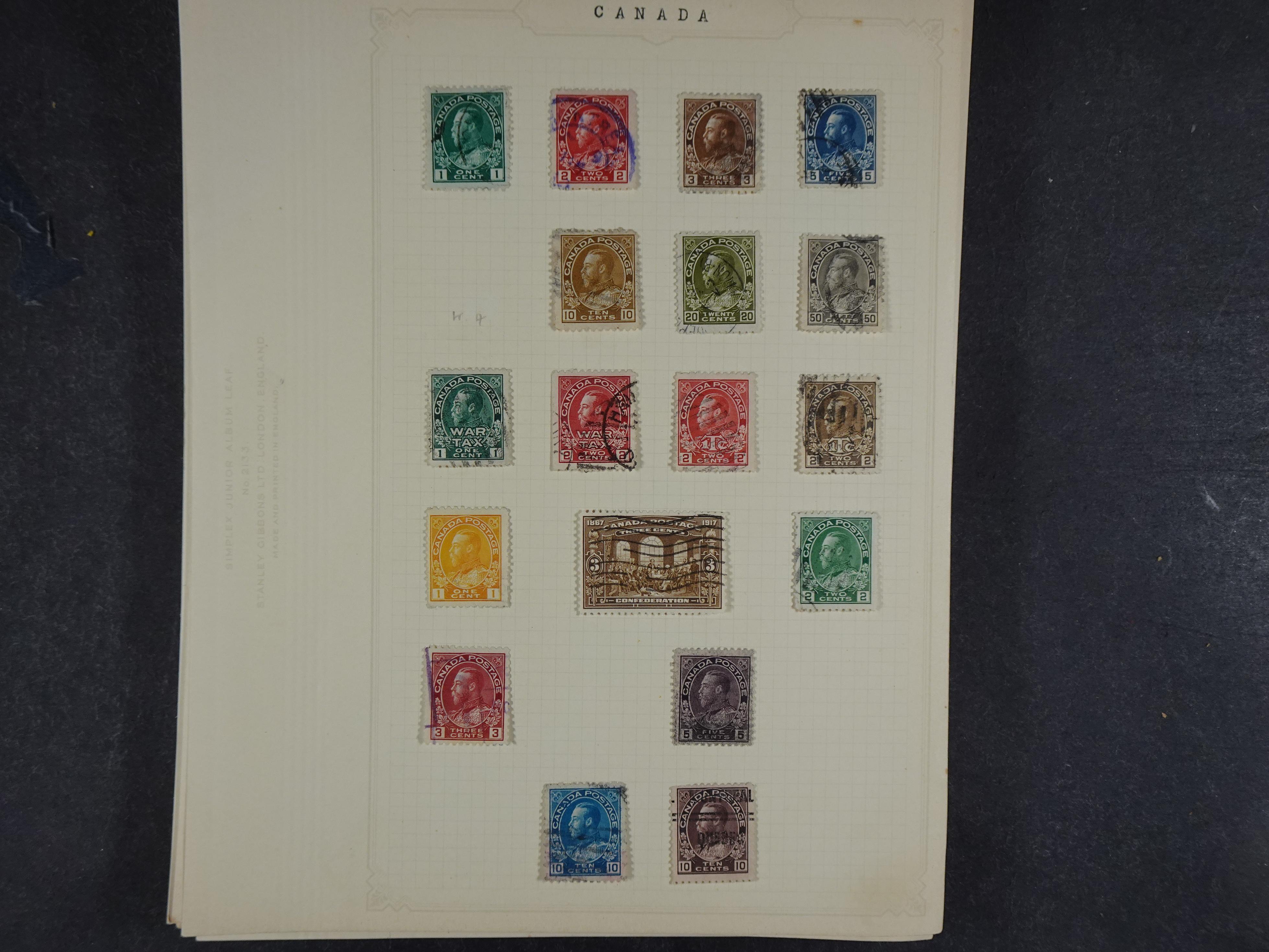 Toverdoos met geweldige mooi materiaal waaronder veel Mauritius ( uitzoeken ) diversen plaatfouten en bijzondere stempels.   40