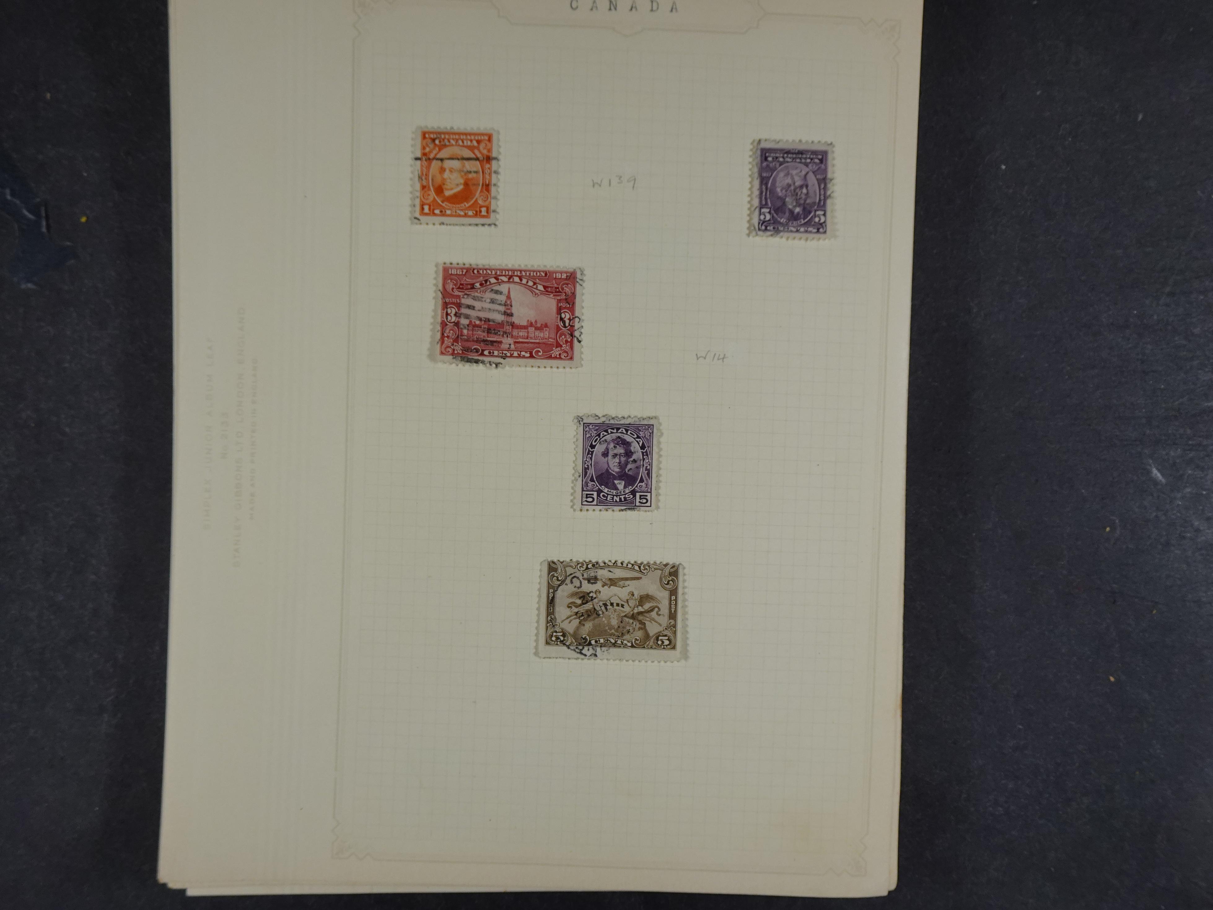 Toverdoos met geweldige mooi materiaal waaronder veel Mauritius ( uitzoeken ) diversen plaatfouten en bijzondere stempels.   41