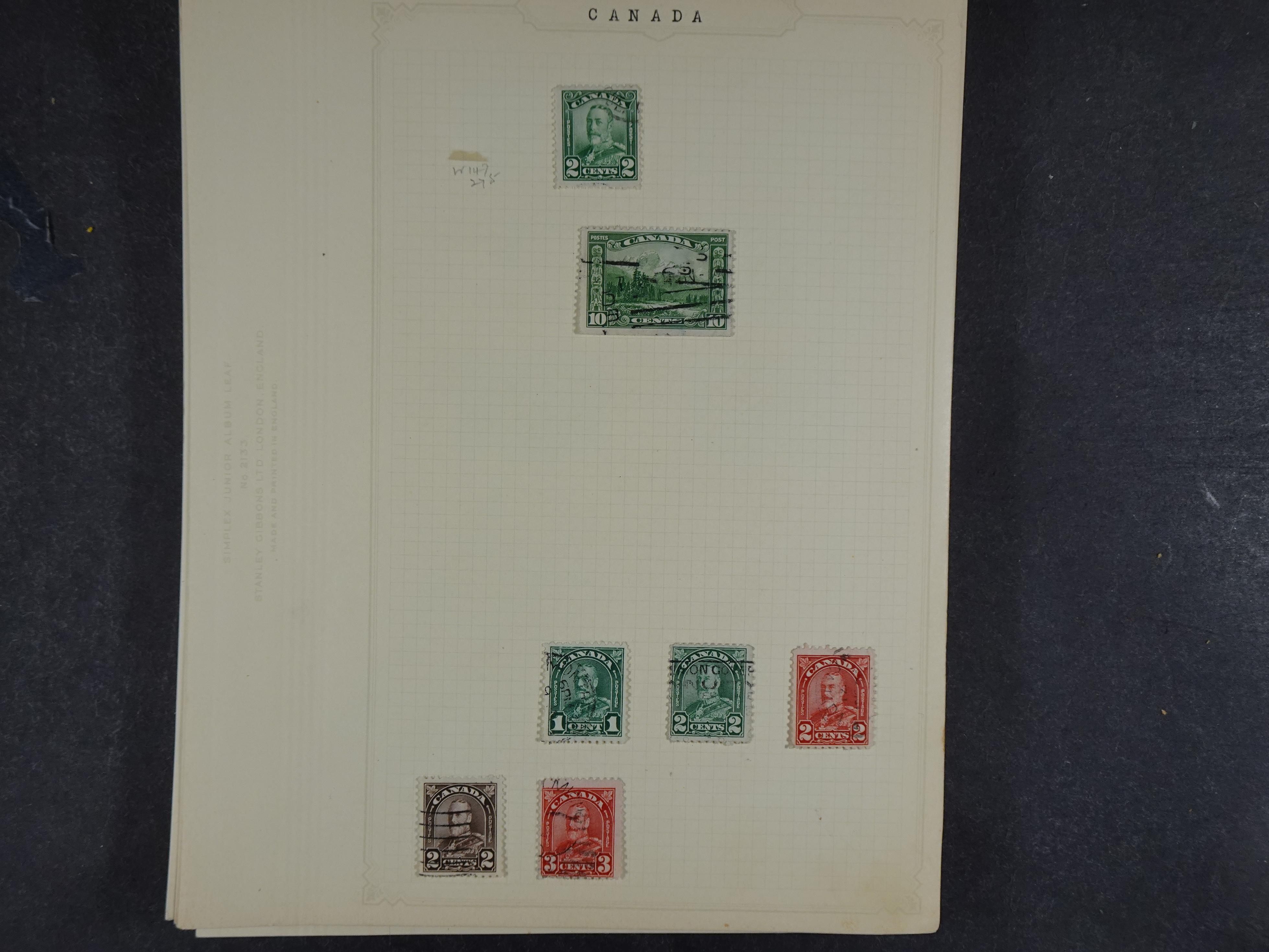 Toverdoos met geweldige mooi materiaal waaronder veel Mauritius ( uitzoeken ) diversen plaatfouten en bijzondere stempels.   42