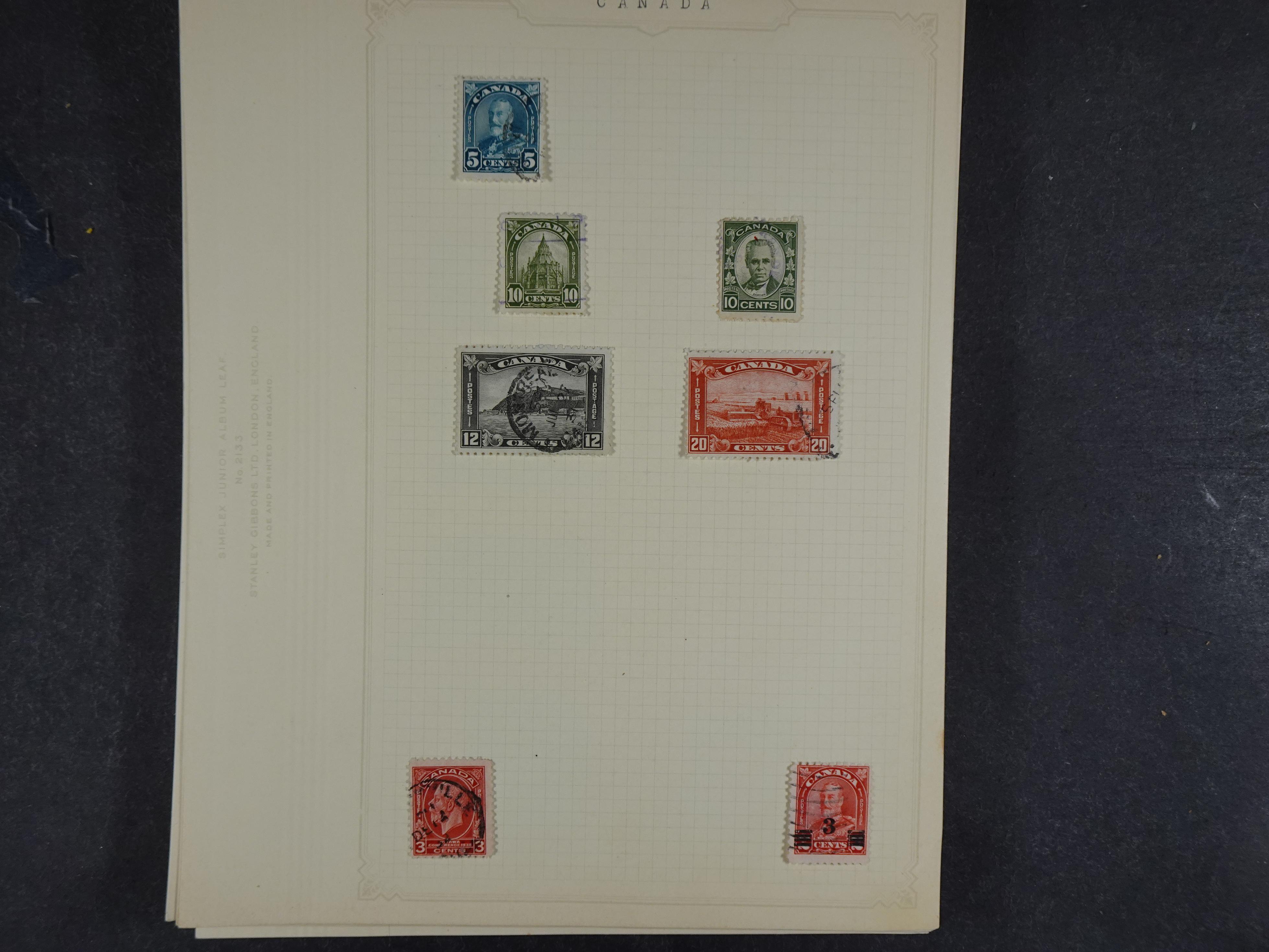 Toverdoos met geweldige mooi materiaal waaronder veel Mauritius ( uitzoeken ) diversen plaatfouten en bijzondere stempels.   43