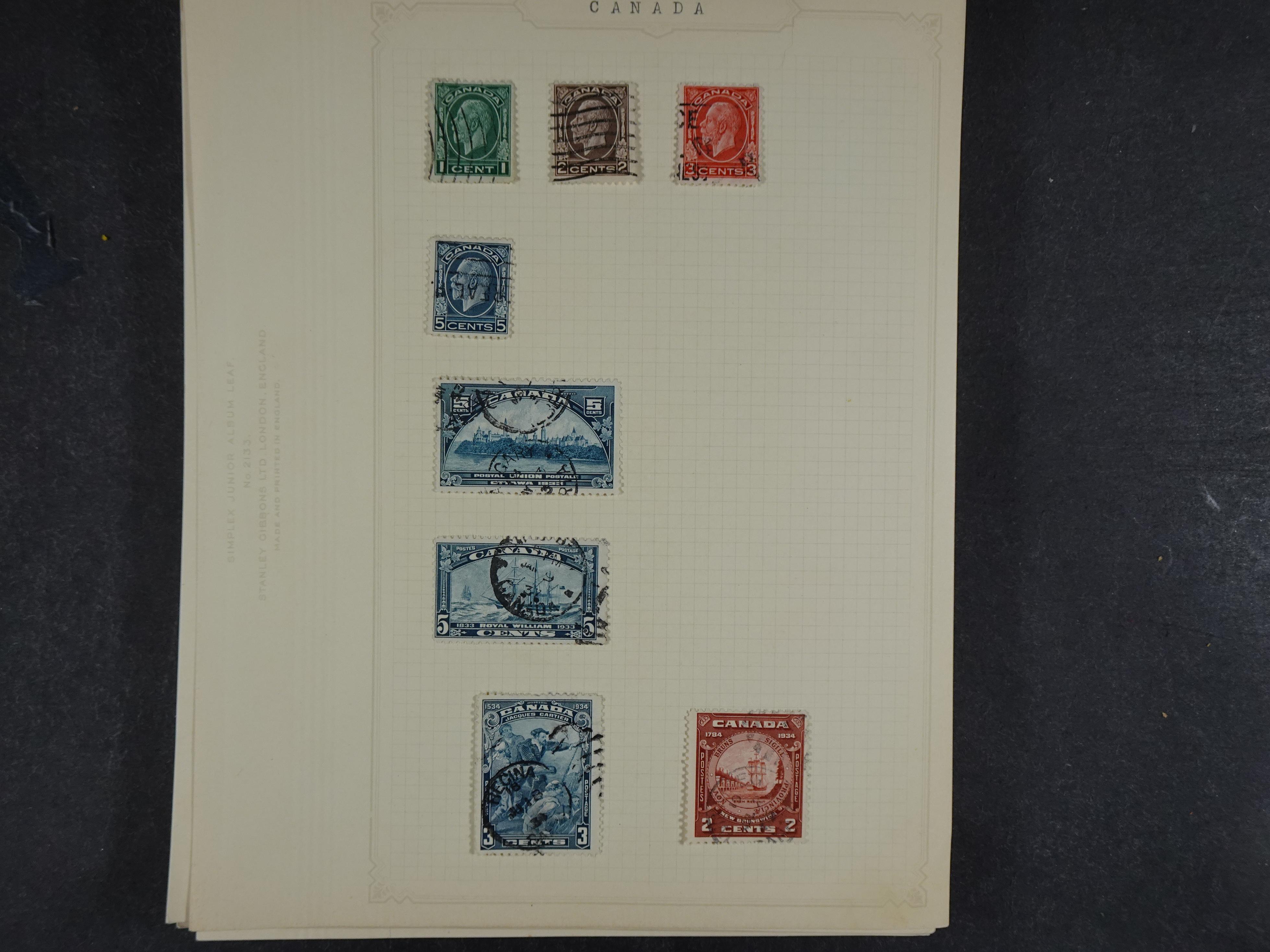 Toverdoos met geweldige mooi materiaal waaronder veel Mauritius ( uitzoeken ) diversen plaatfouten en bijzondere stempels.   44